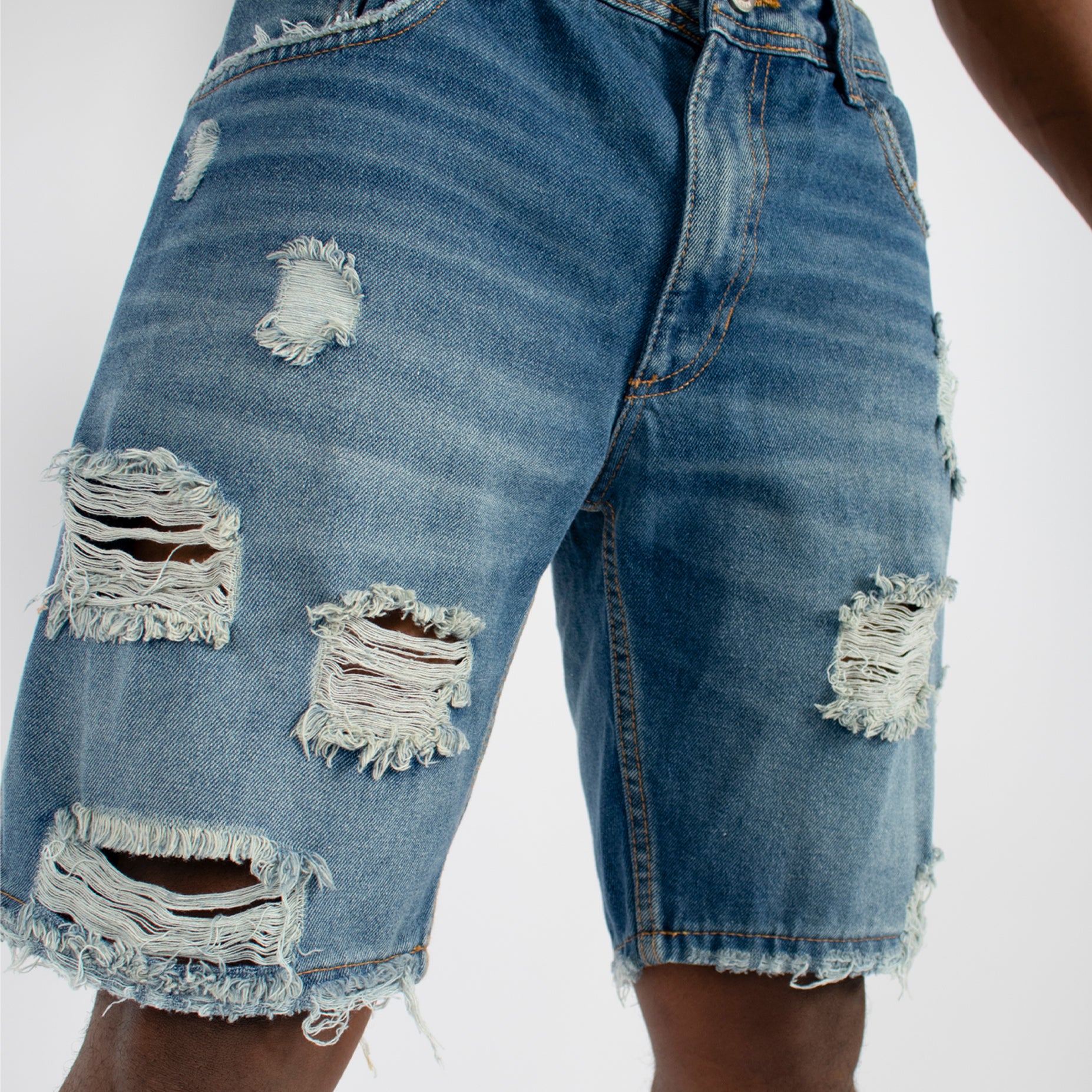 Bermuda hombre azul con rotos