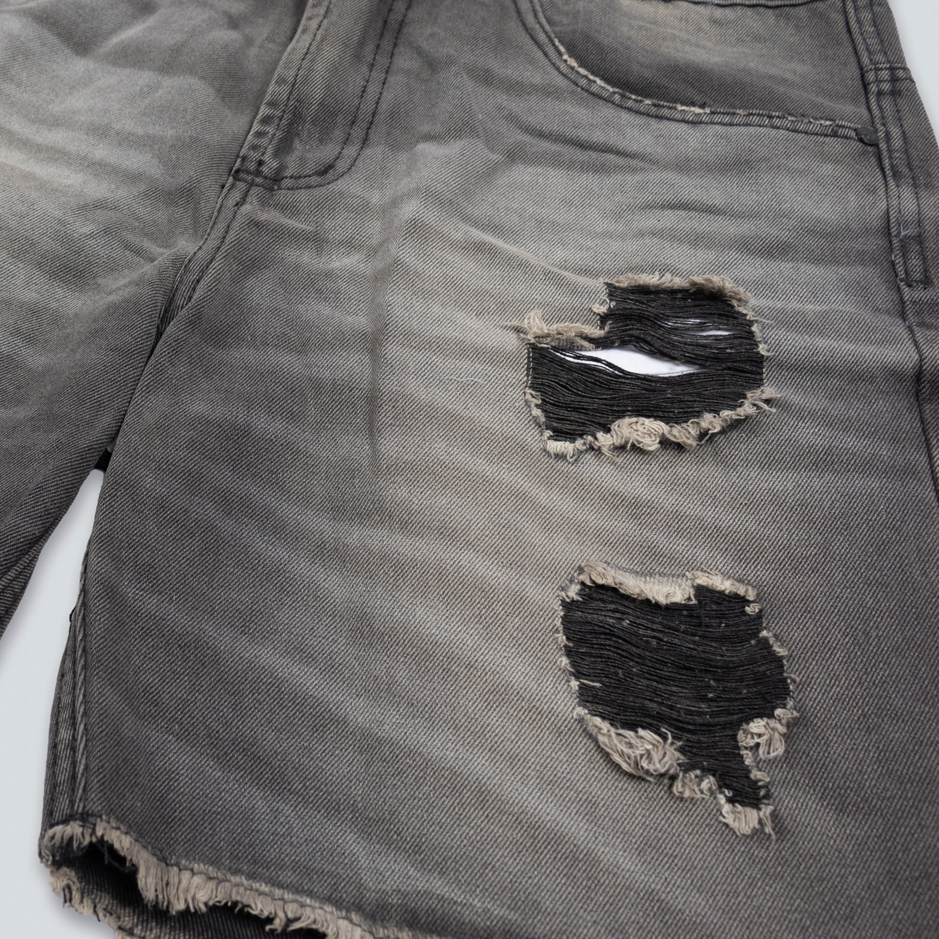 Bermuda hombre gris roto