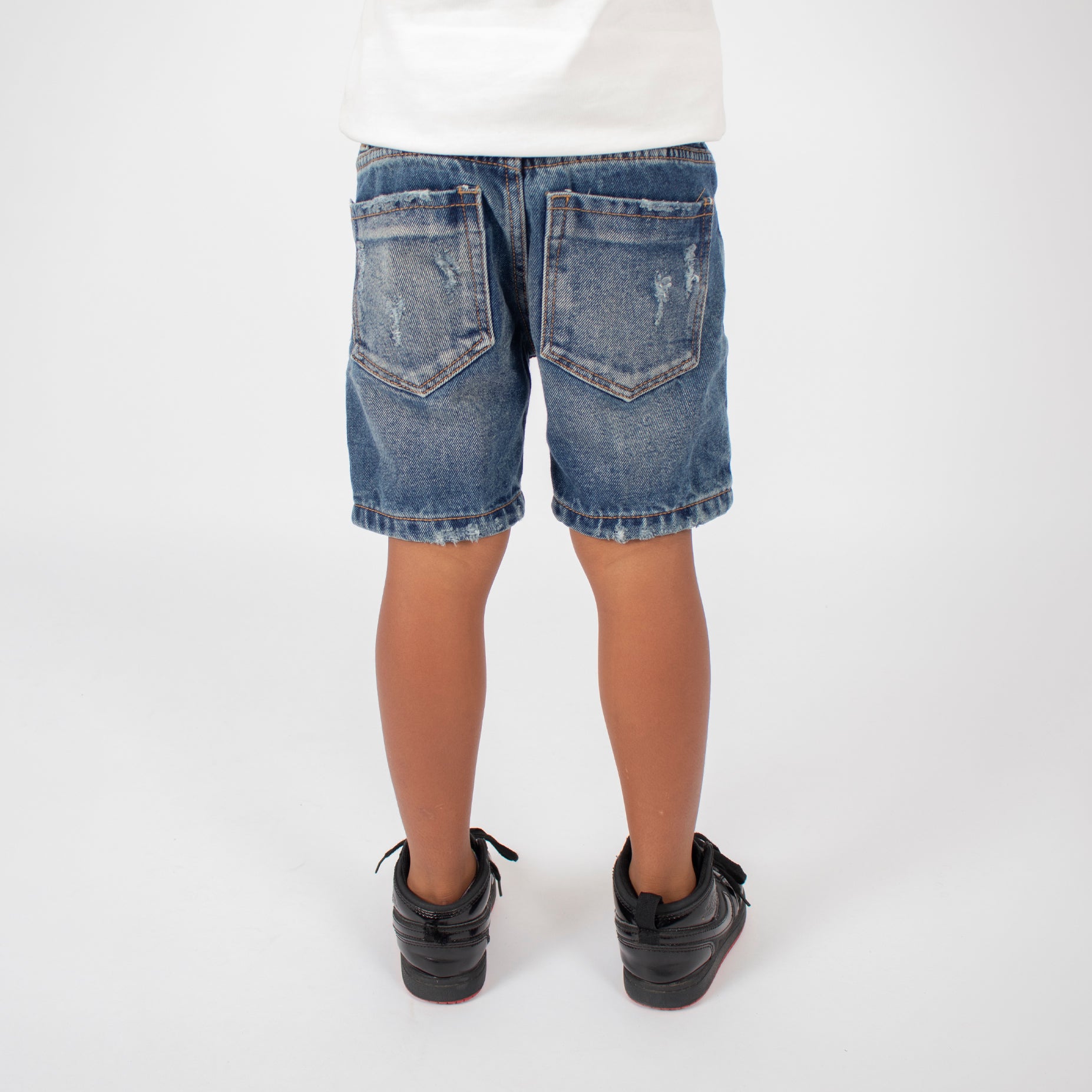 Bermuda niño con desgaste