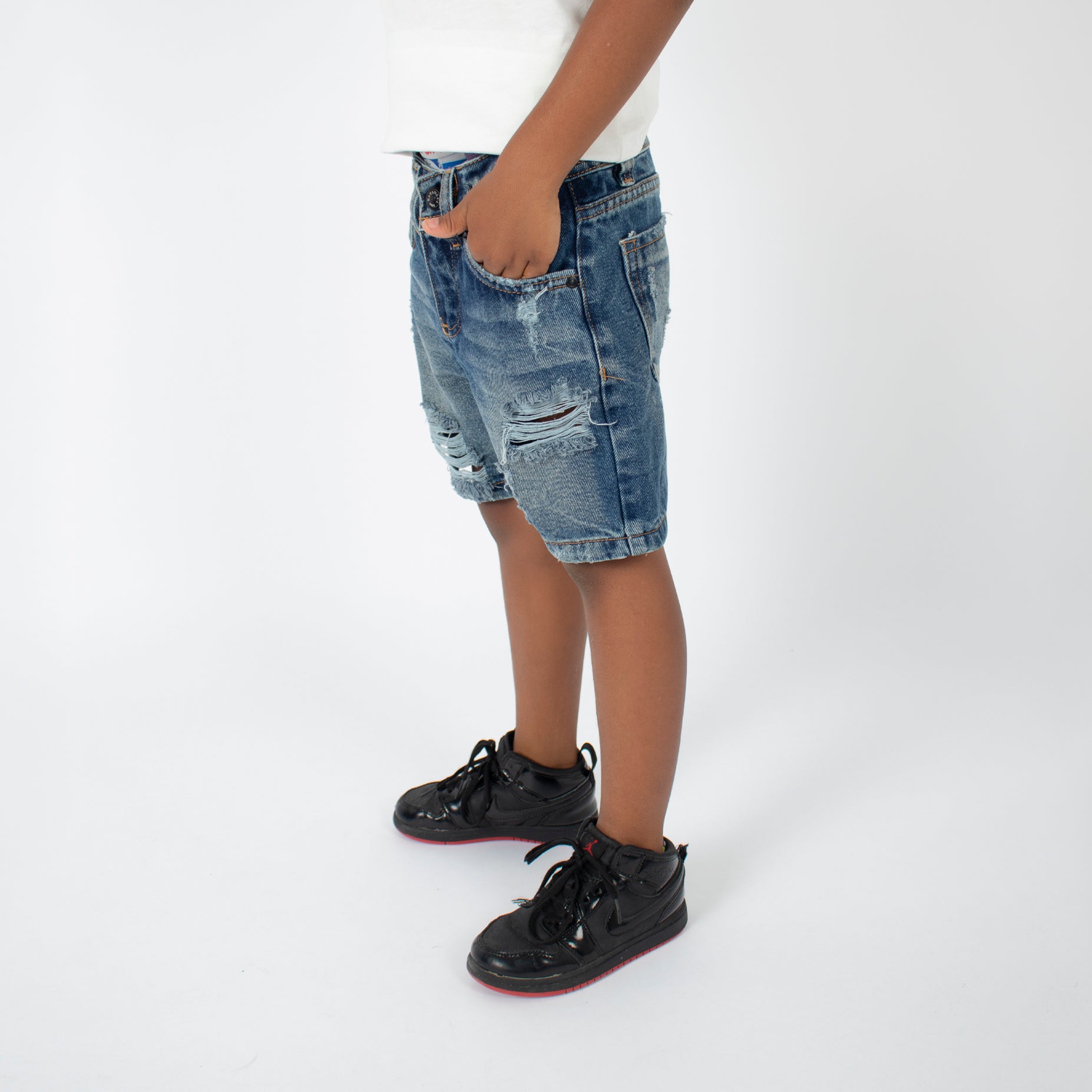 Bermuda niño con desgaste