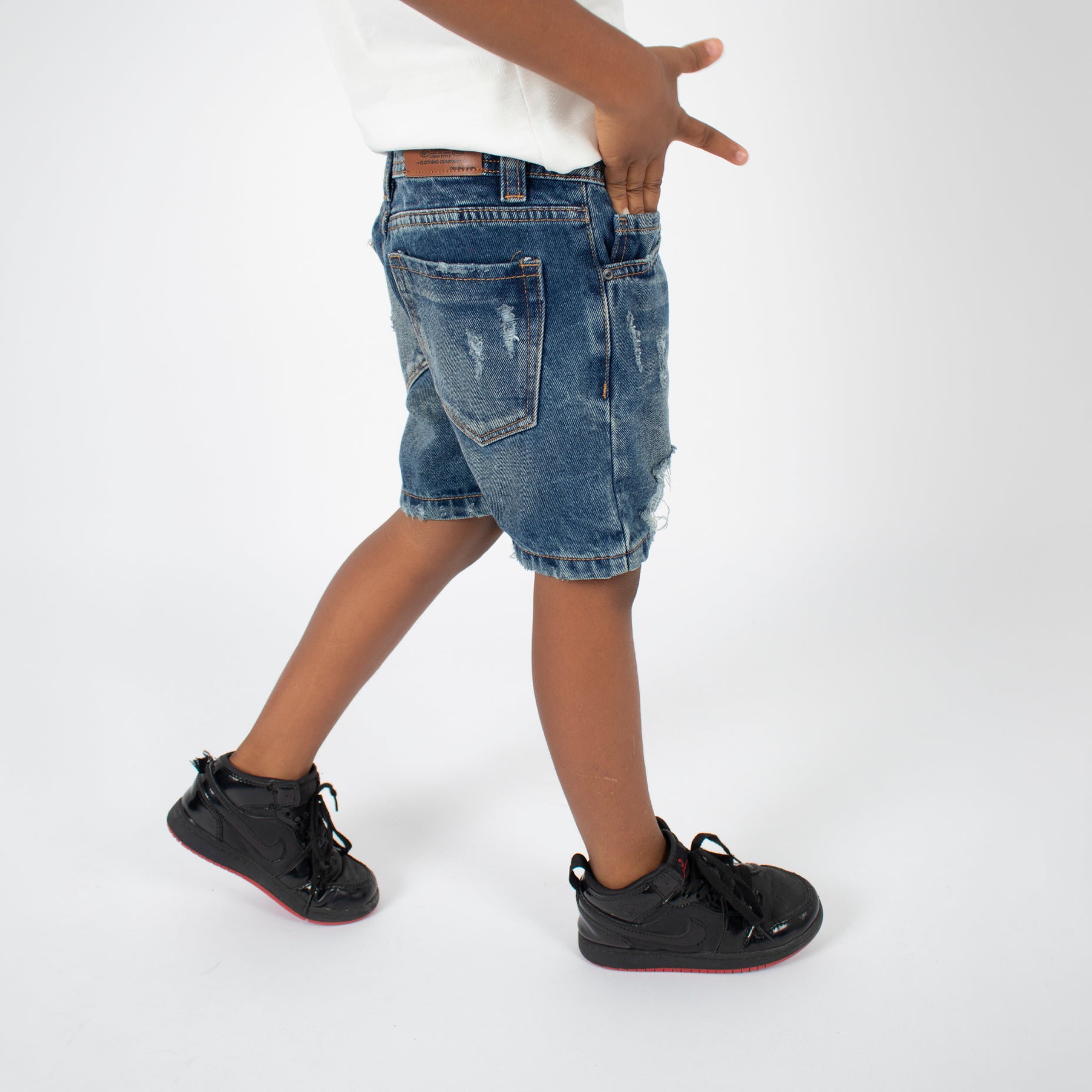 Bermuda niño con desgaste