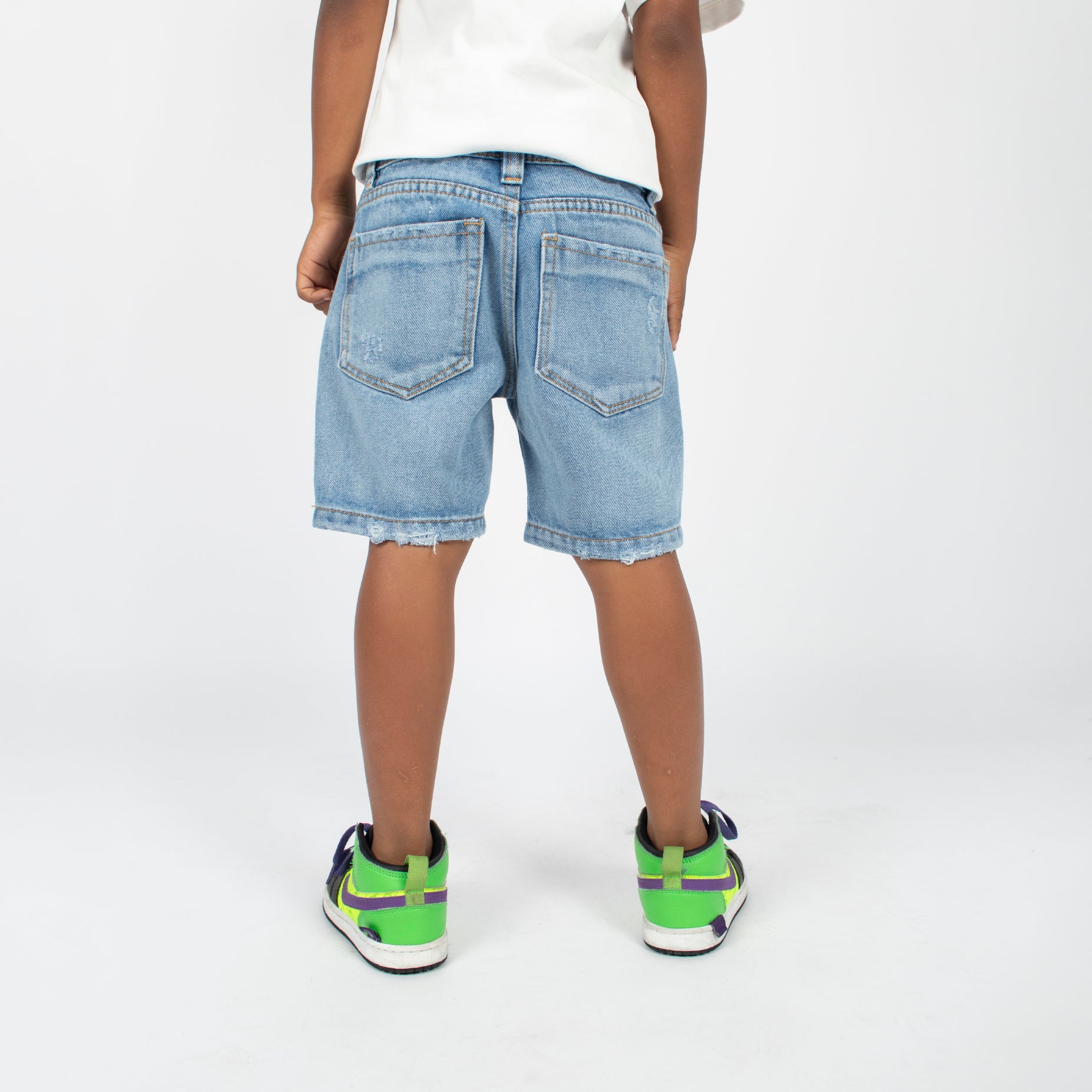 Bermuda niño con desgaste