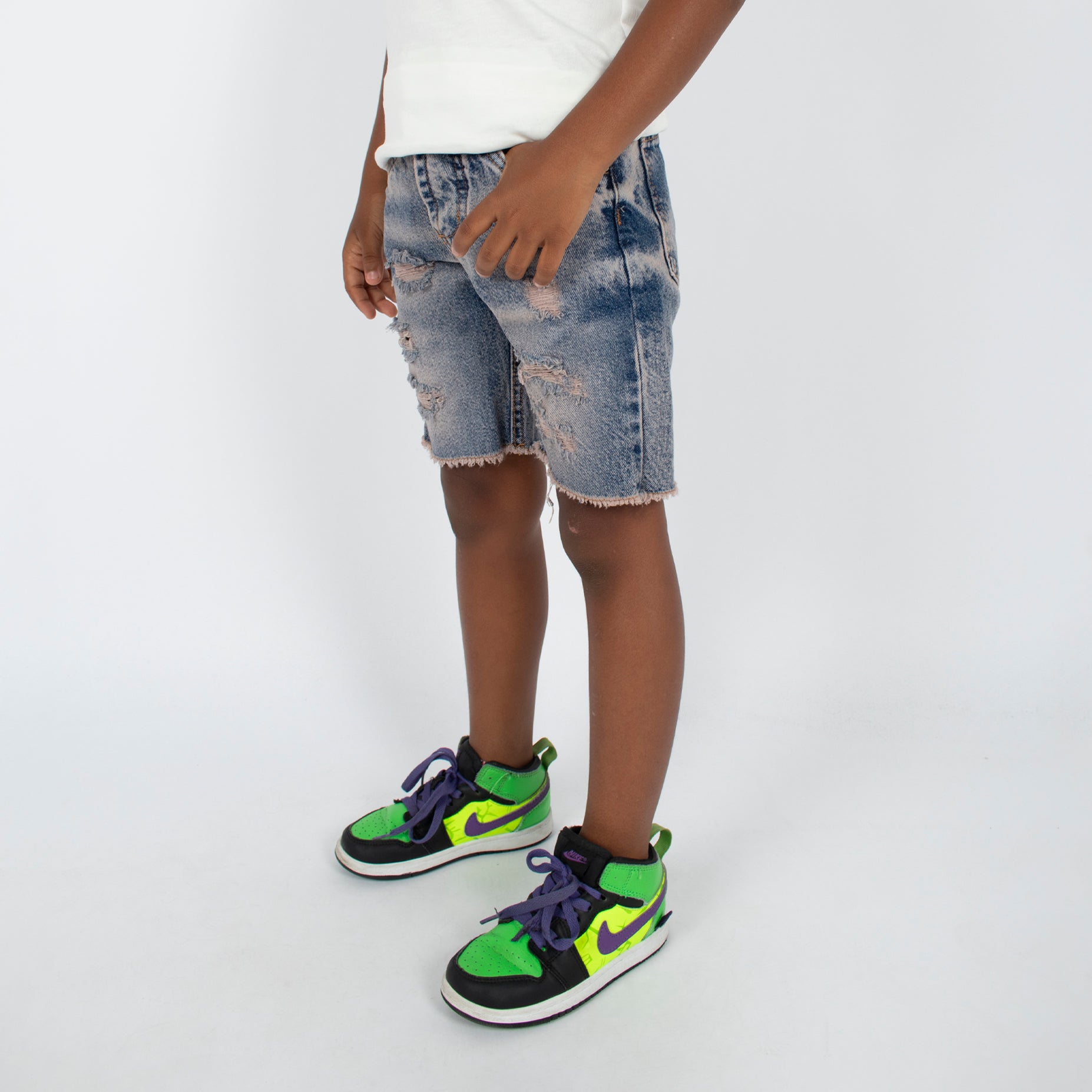 Bermuda niño con desgaste