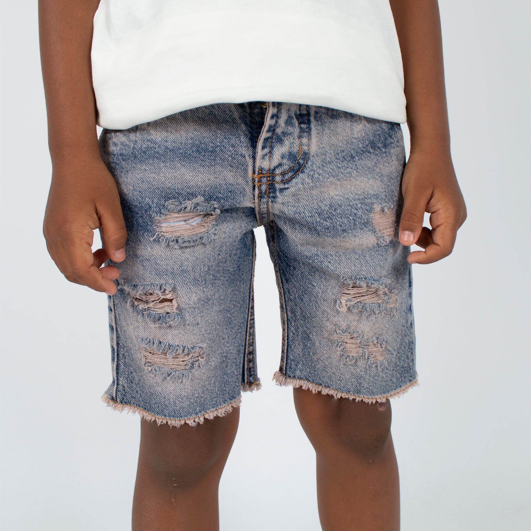 Bermuda niño con desgaste
