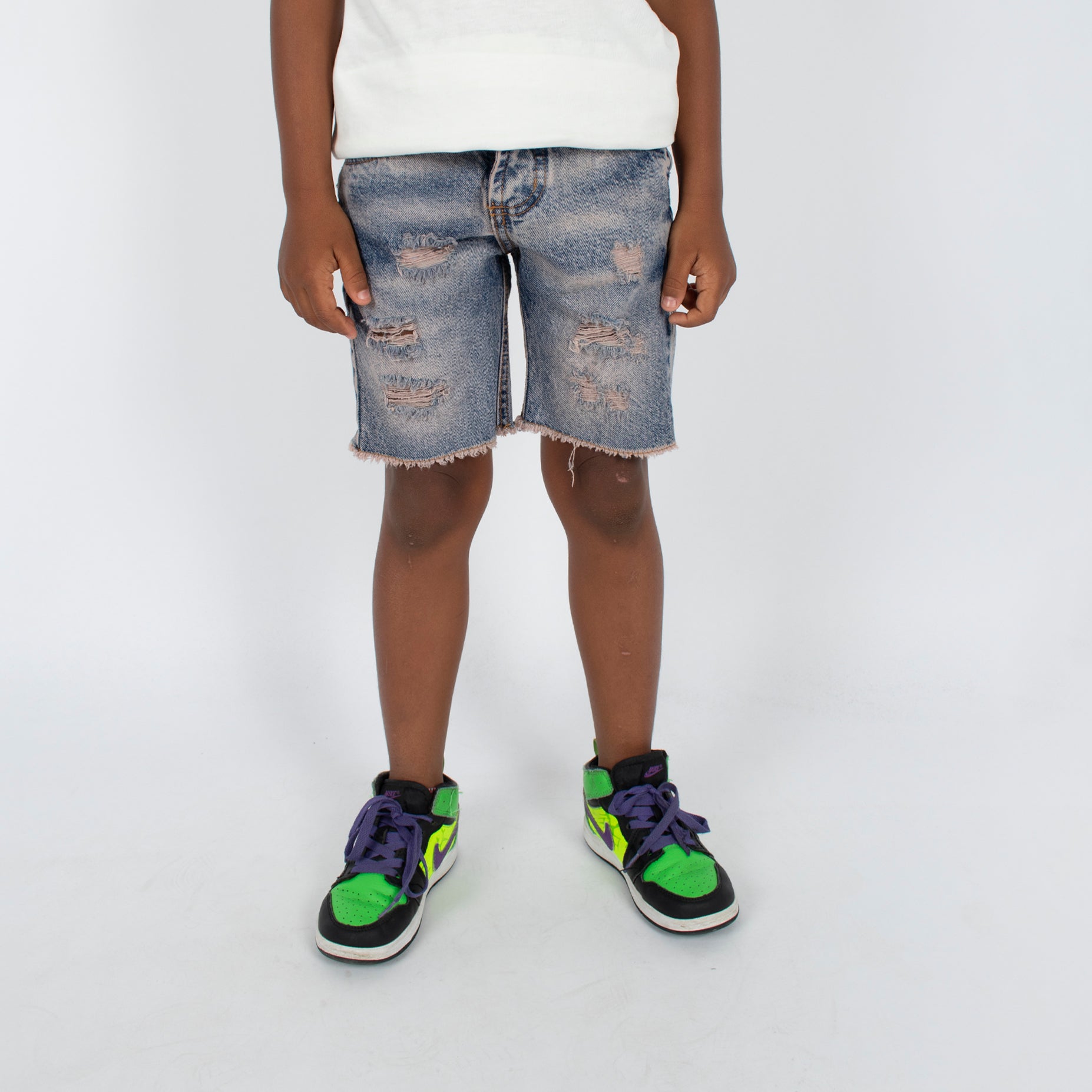 Bermuda niño con desgaste