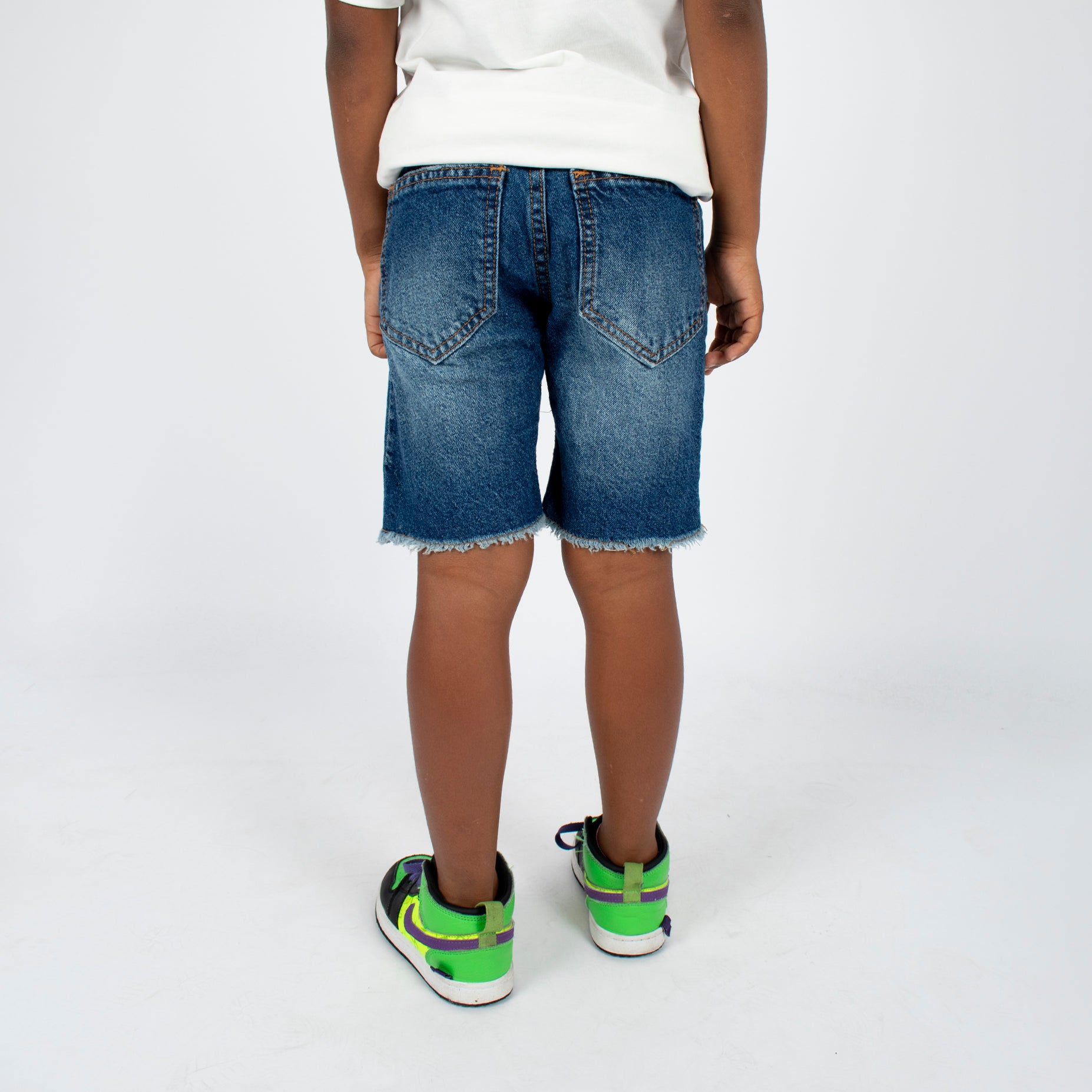 Bermuda niño con desgaste