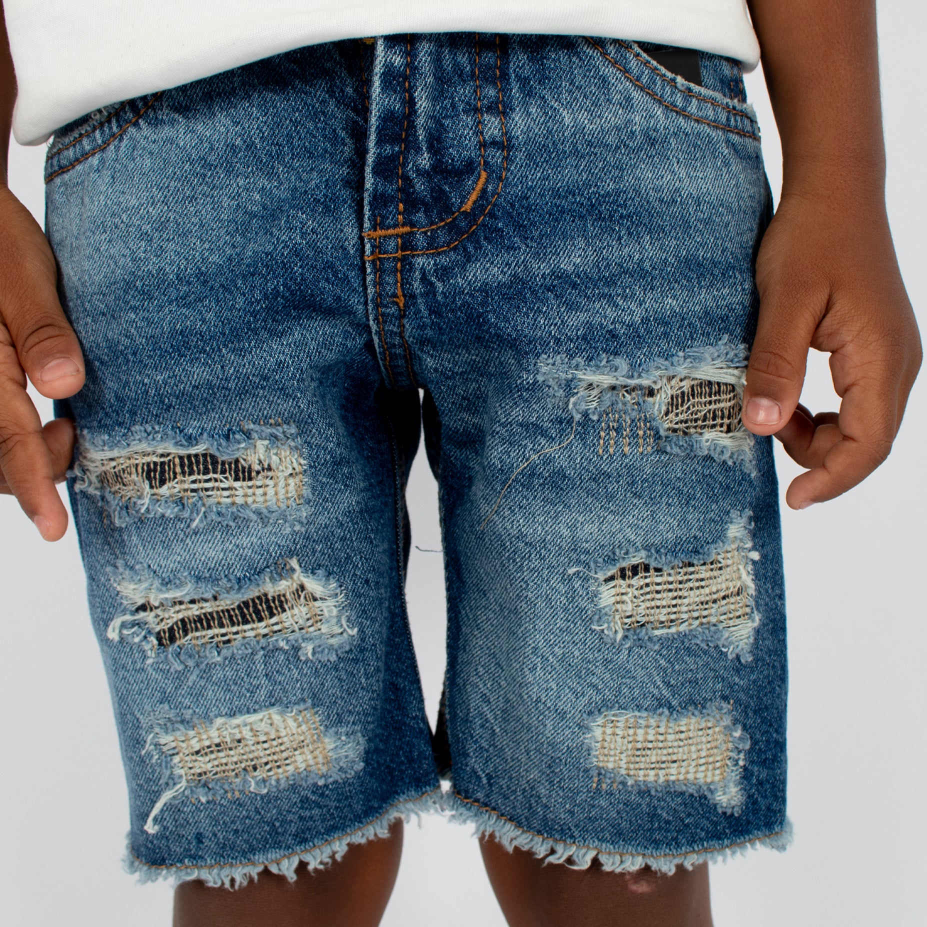 Bermuda niño con desgaste