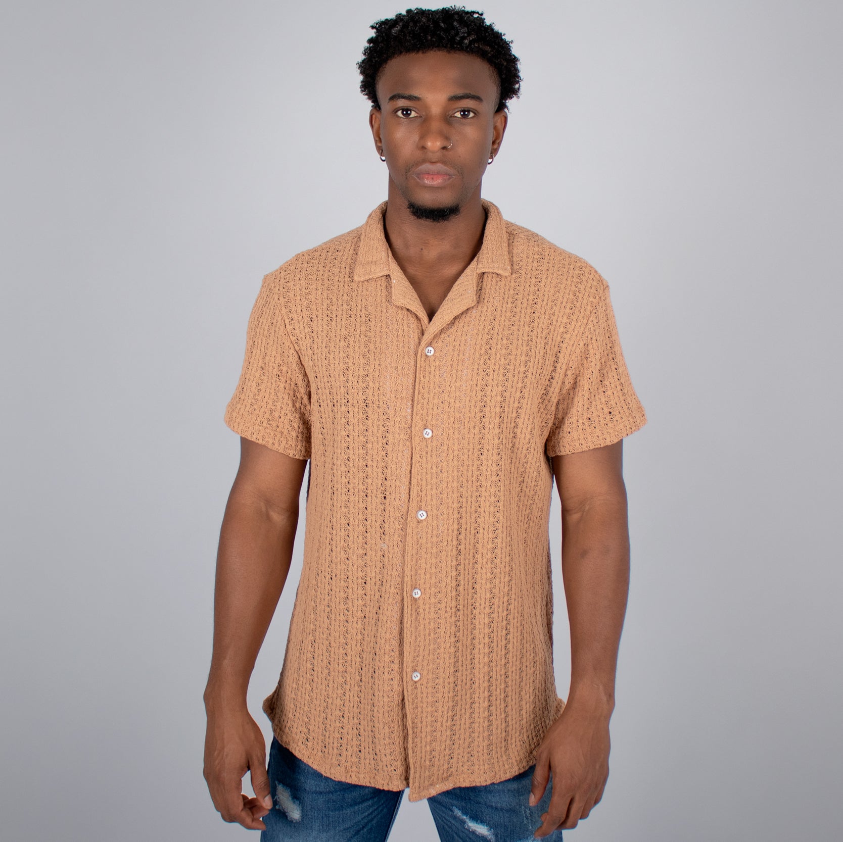 Camisa hombre tela textura cafe