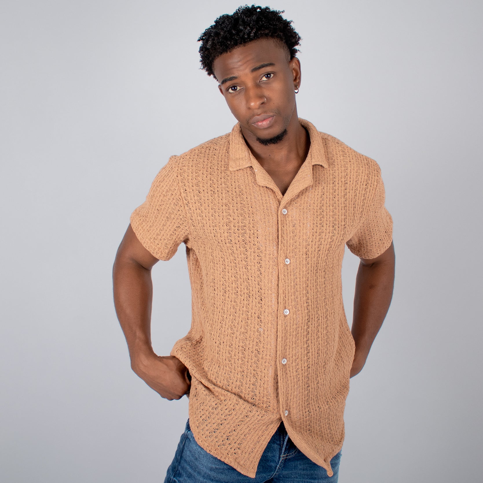 Camisa hombre tela textura cafe