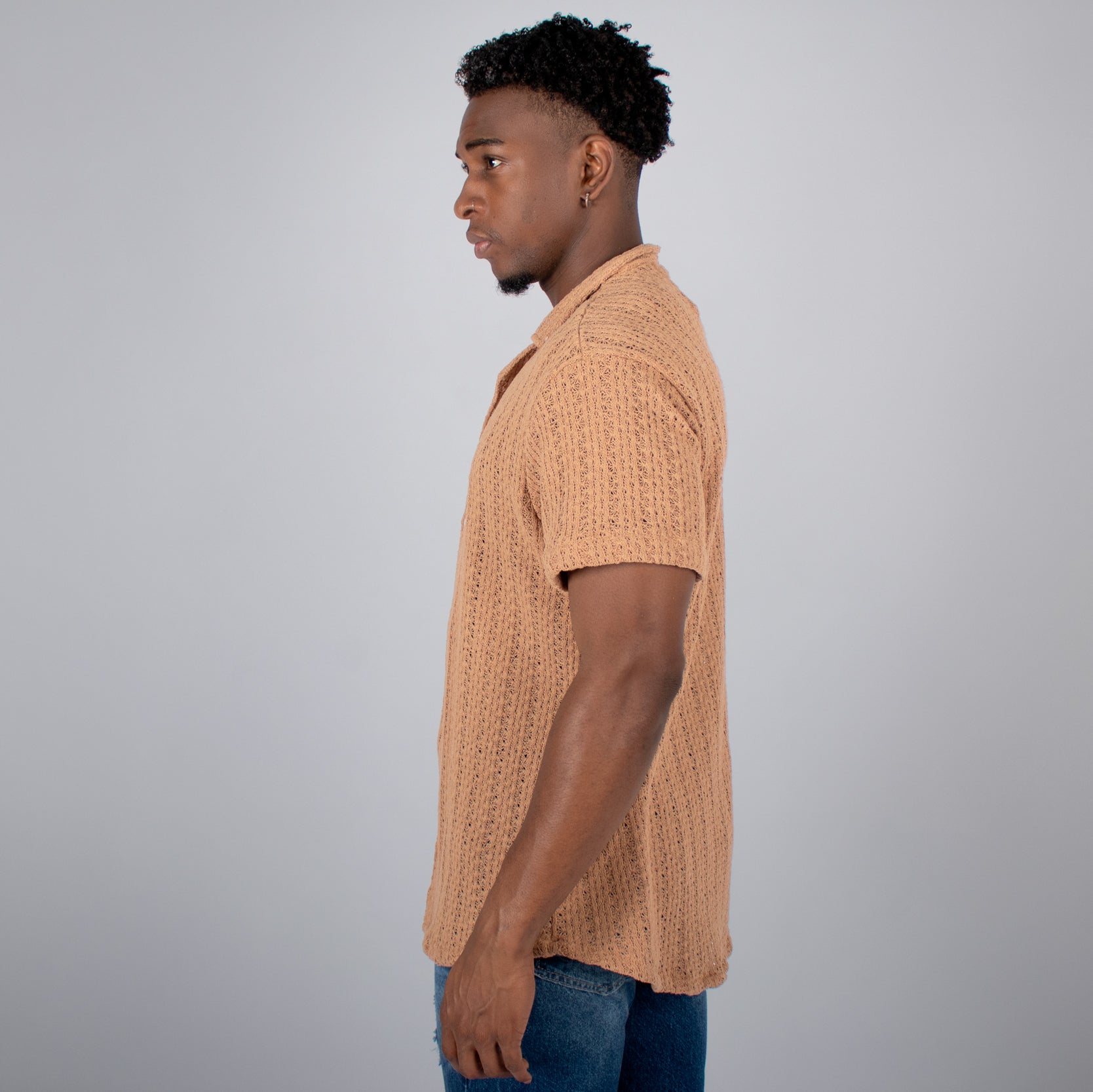 Camisa hombre tela textura cafe