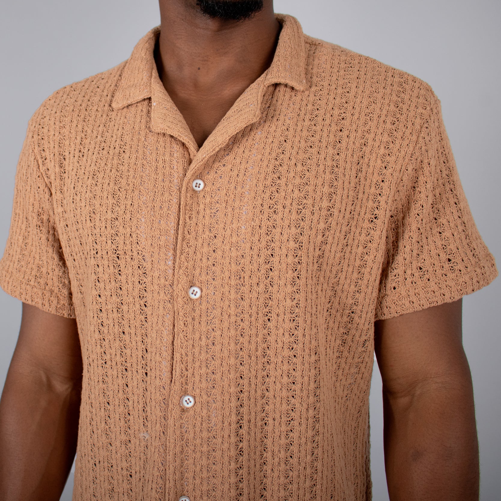 Camisa hombre tela textura cafe