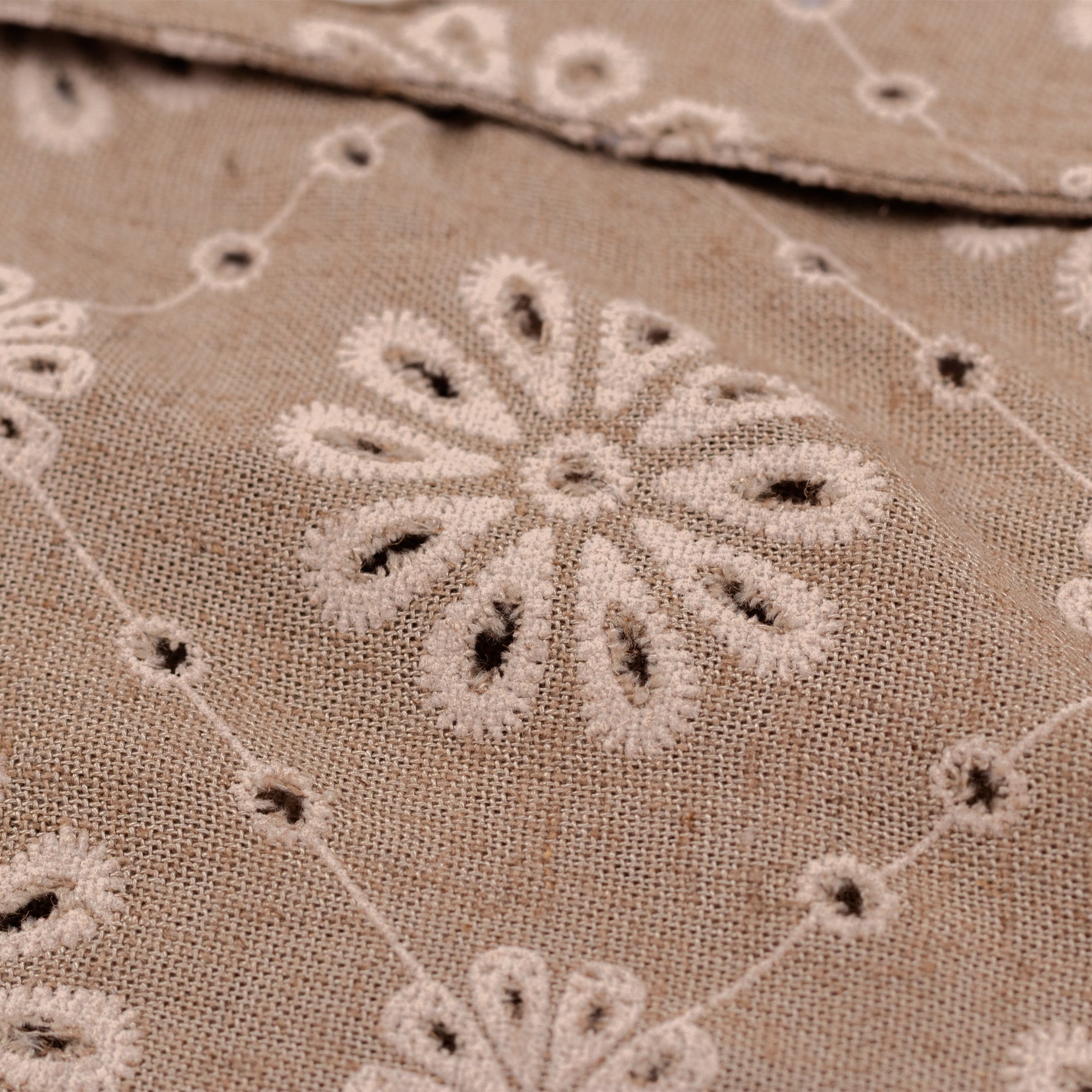 Camisa hombre textura flores beige