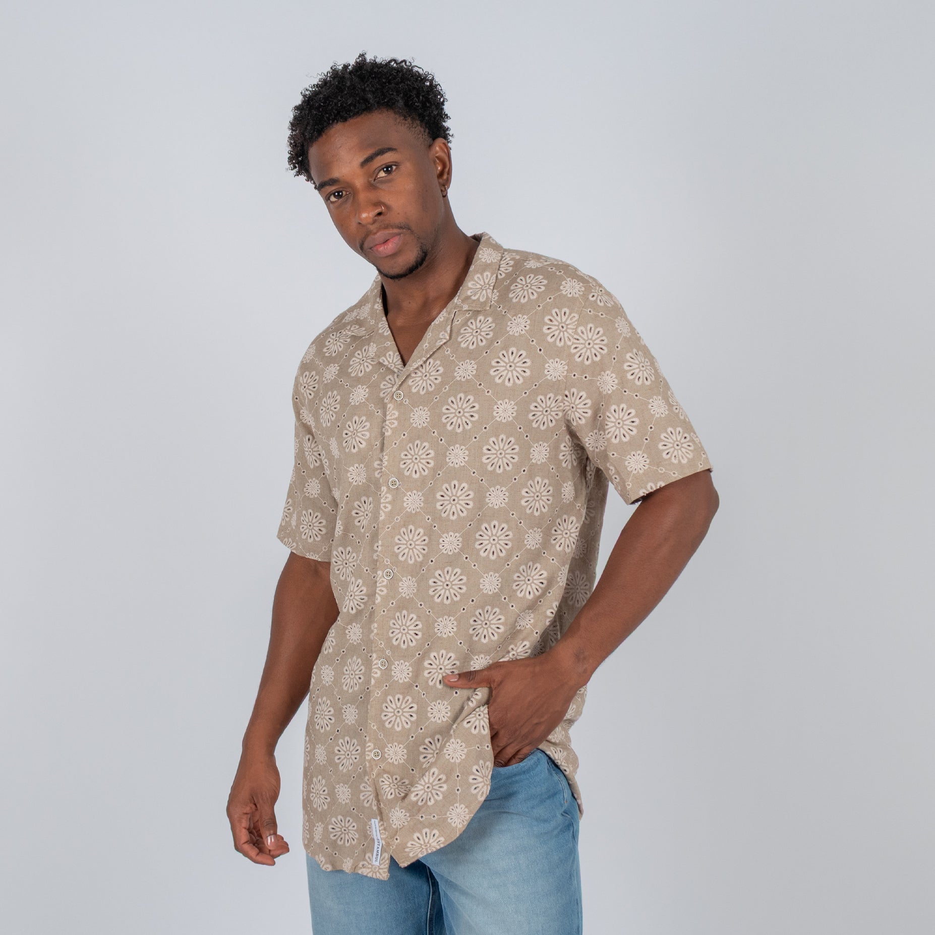 Camisa hombre textura flores beige