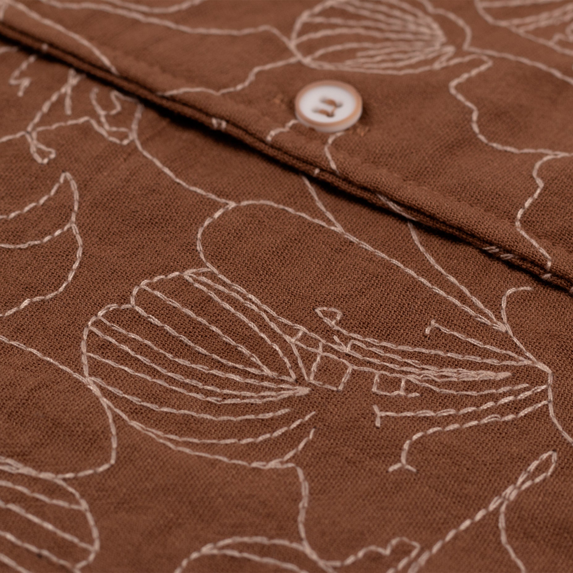 Camisa hombre textura flores cafe