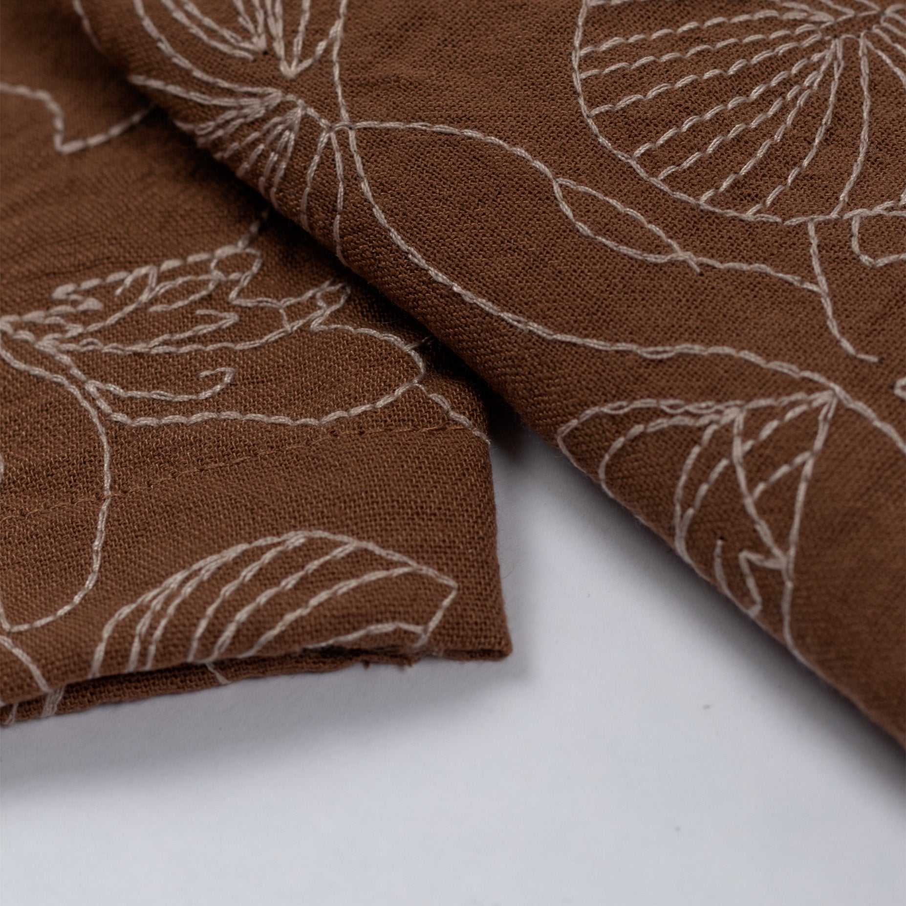 Camisa hombre textura flores cafe