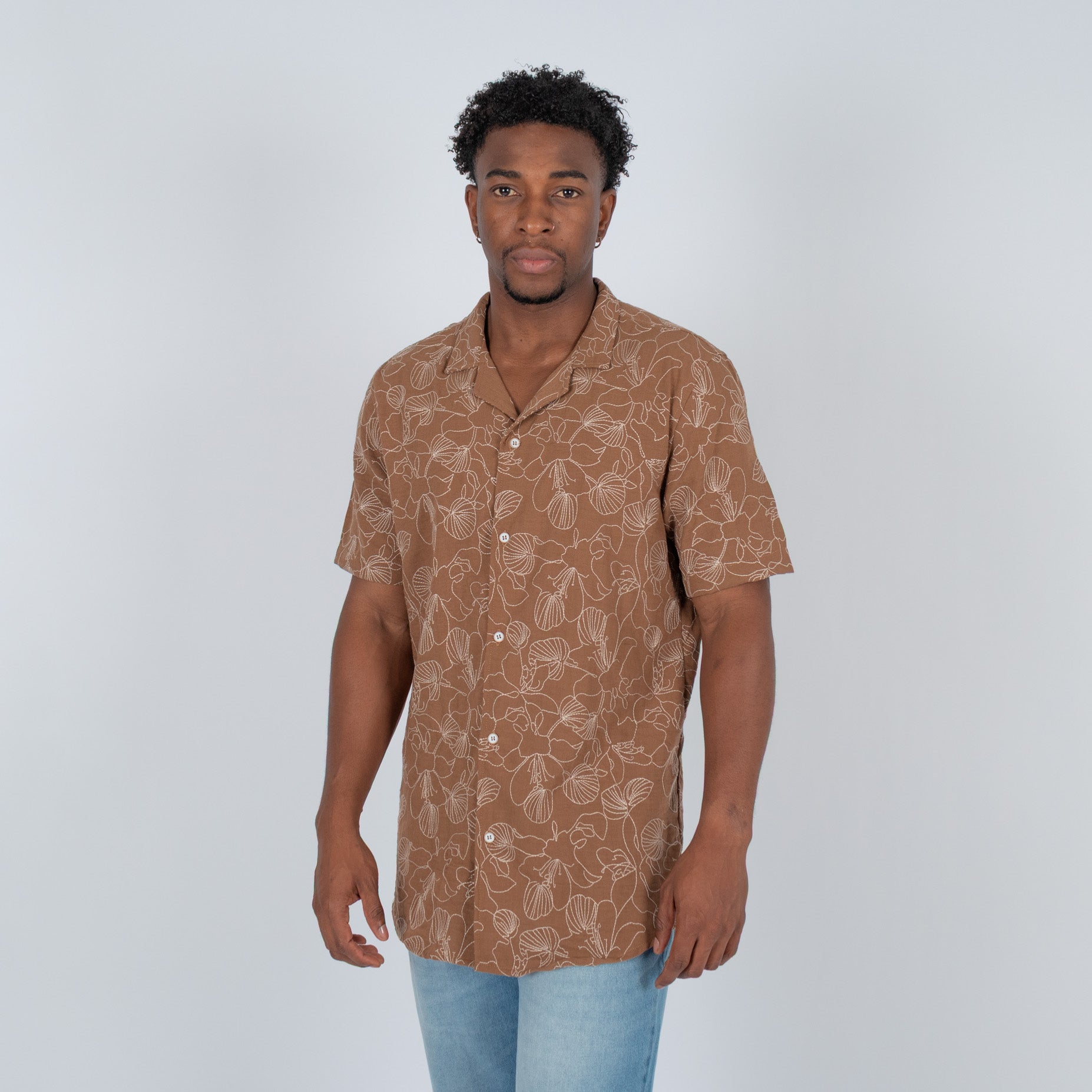 Camisa hombre textura flores cafe