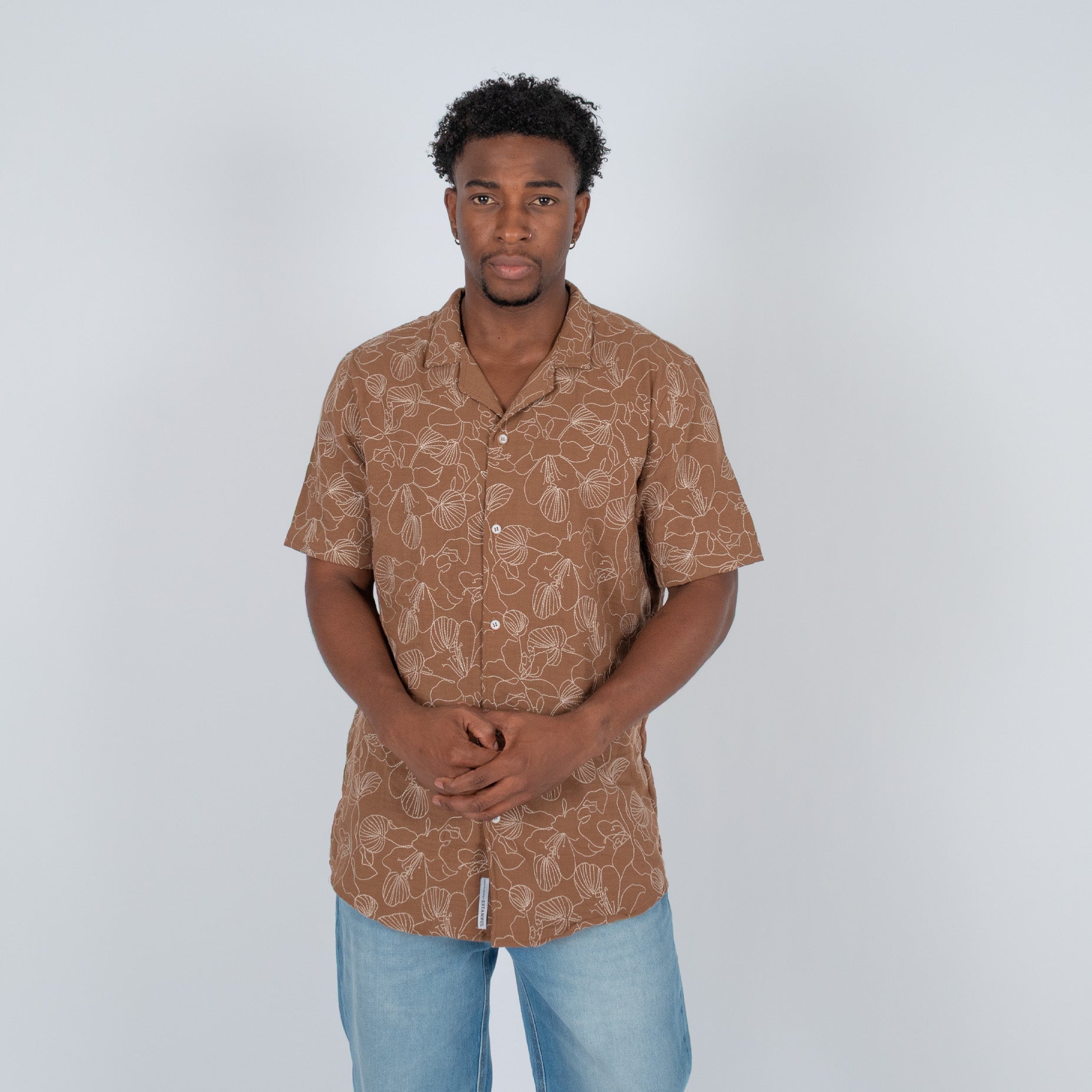 Camisa hombre textura flores cafe