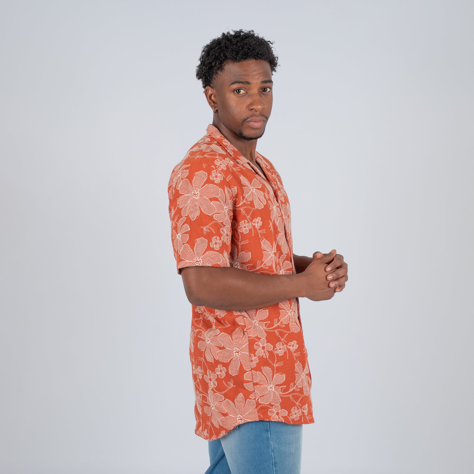 Camisa hombre textura flores naranja