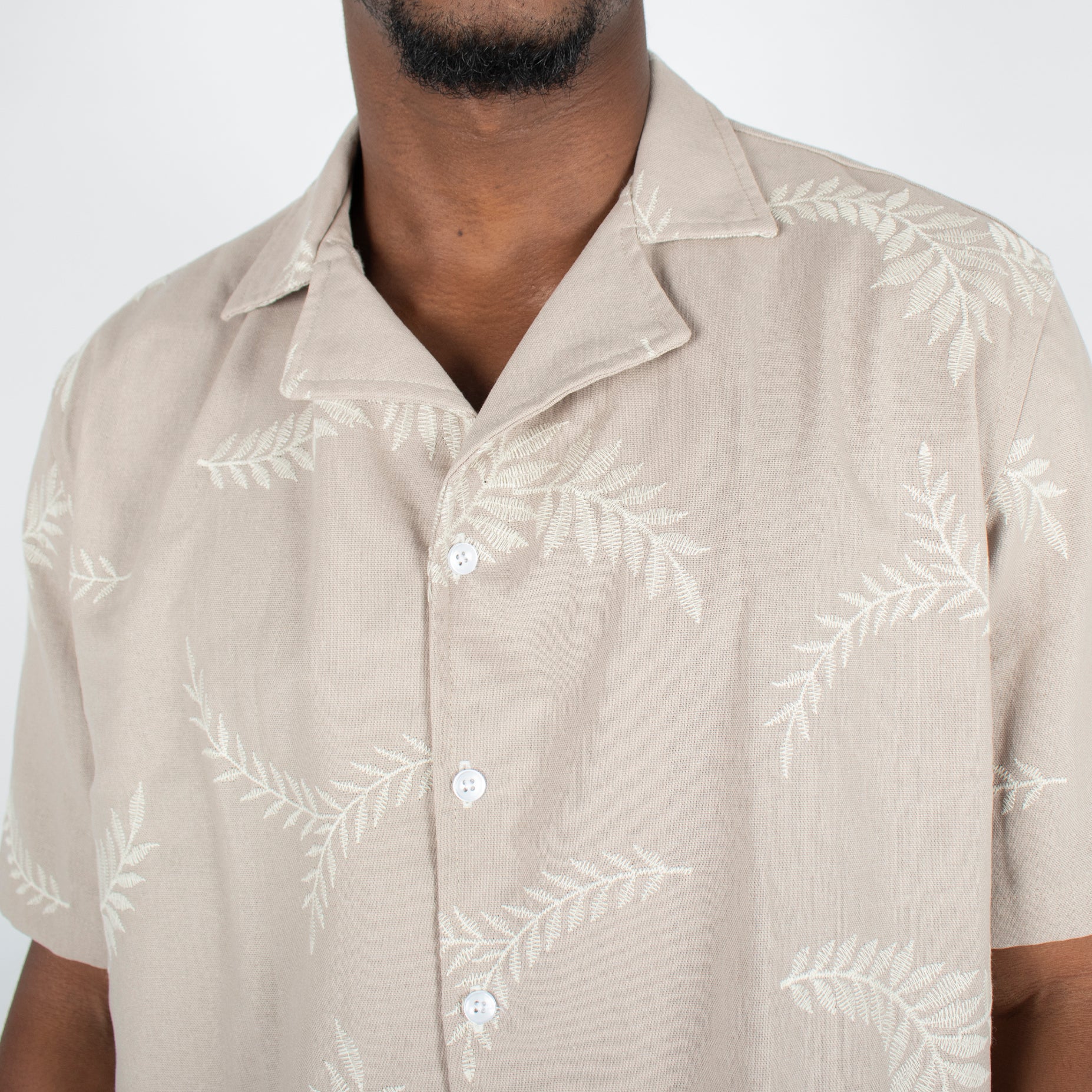 Camisa hombre cuello sport tejida taupe