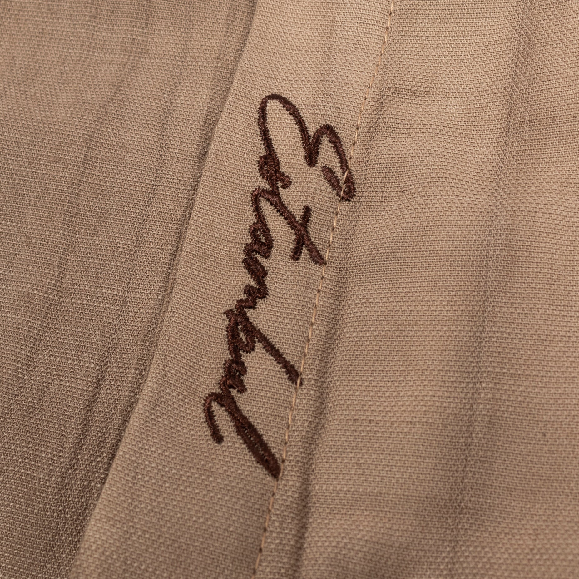 Camisa hombre cuello alto bordado