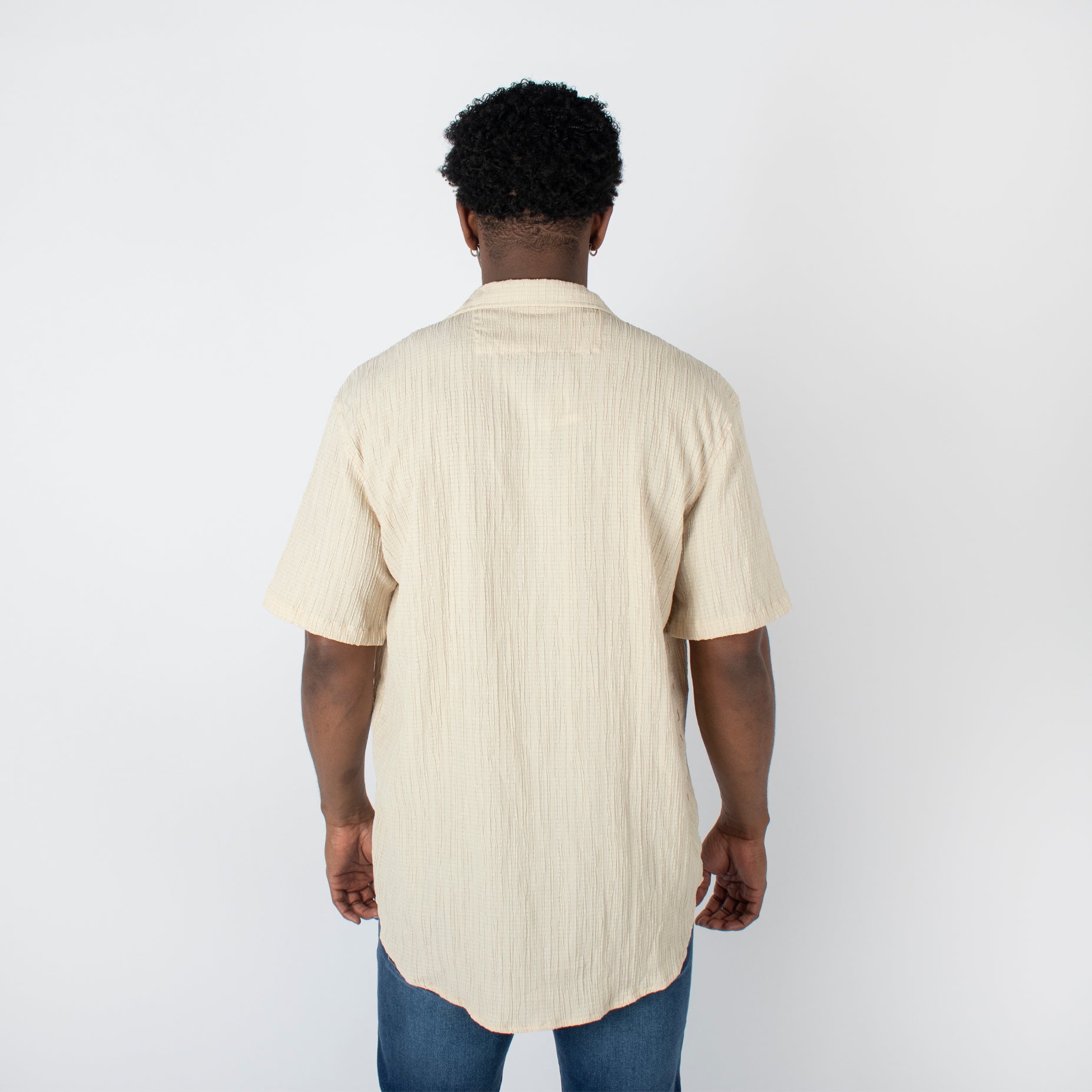 Camisa hombre basica cuello beige