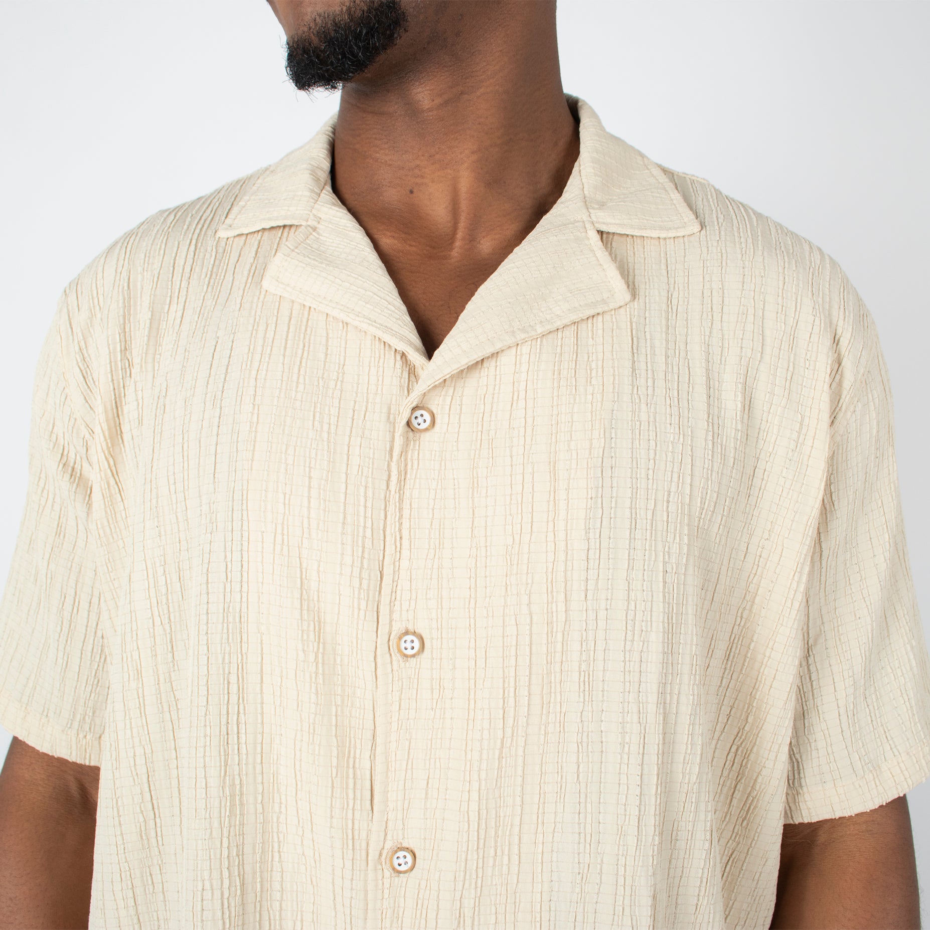 Camisa hombre basica cuello beige