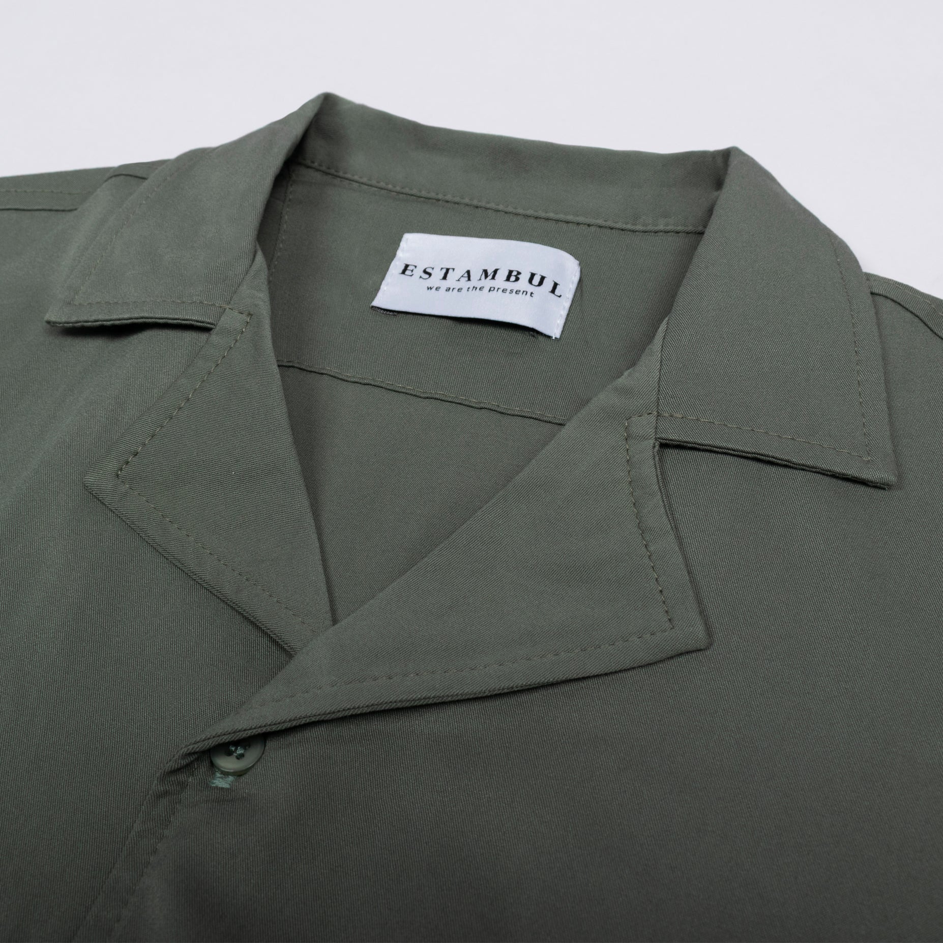 Camisa hombre basica cuello verde