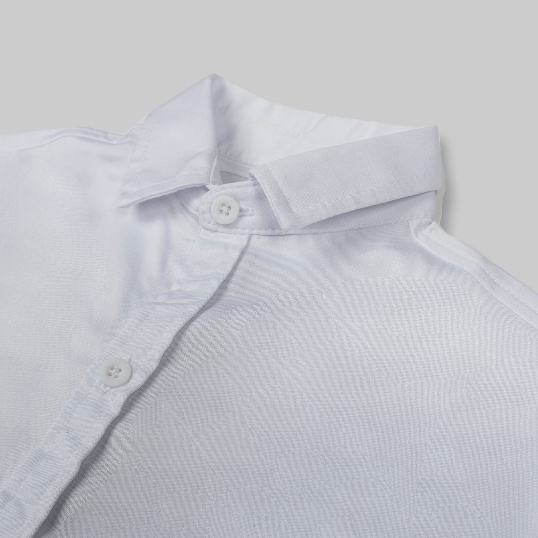 Camisa baby cuello alto blanca
