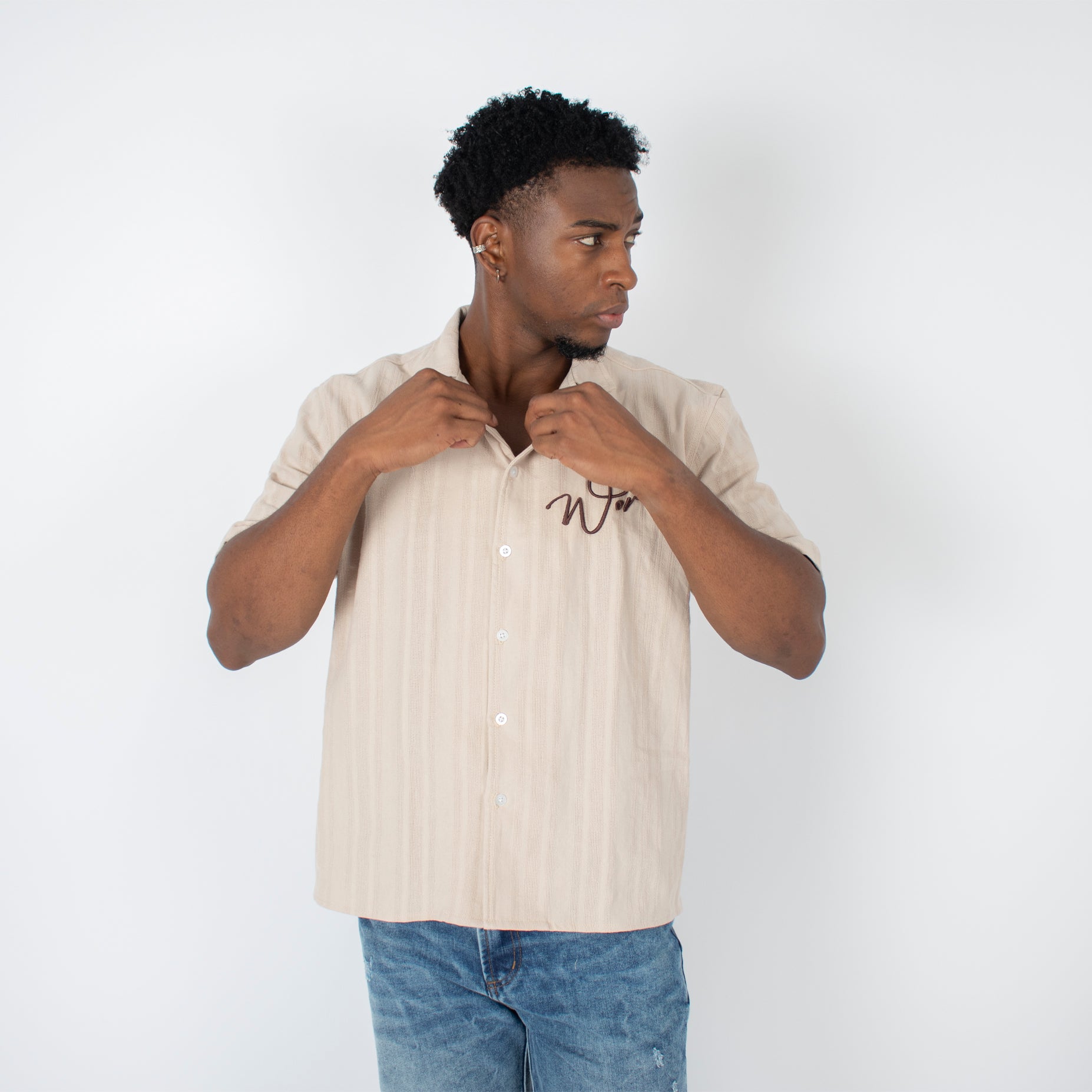 Camisa hombre cuello textura bordada