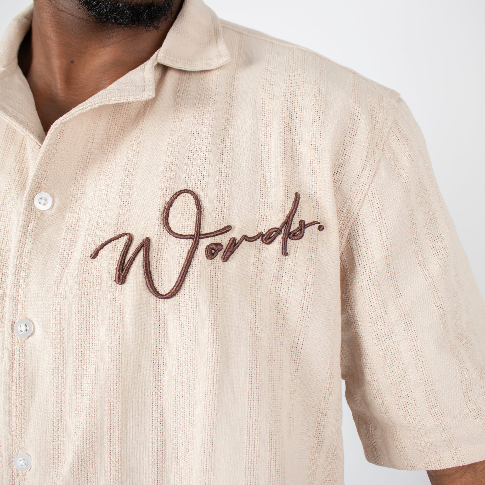 Camisa hombre cuello textura bordada