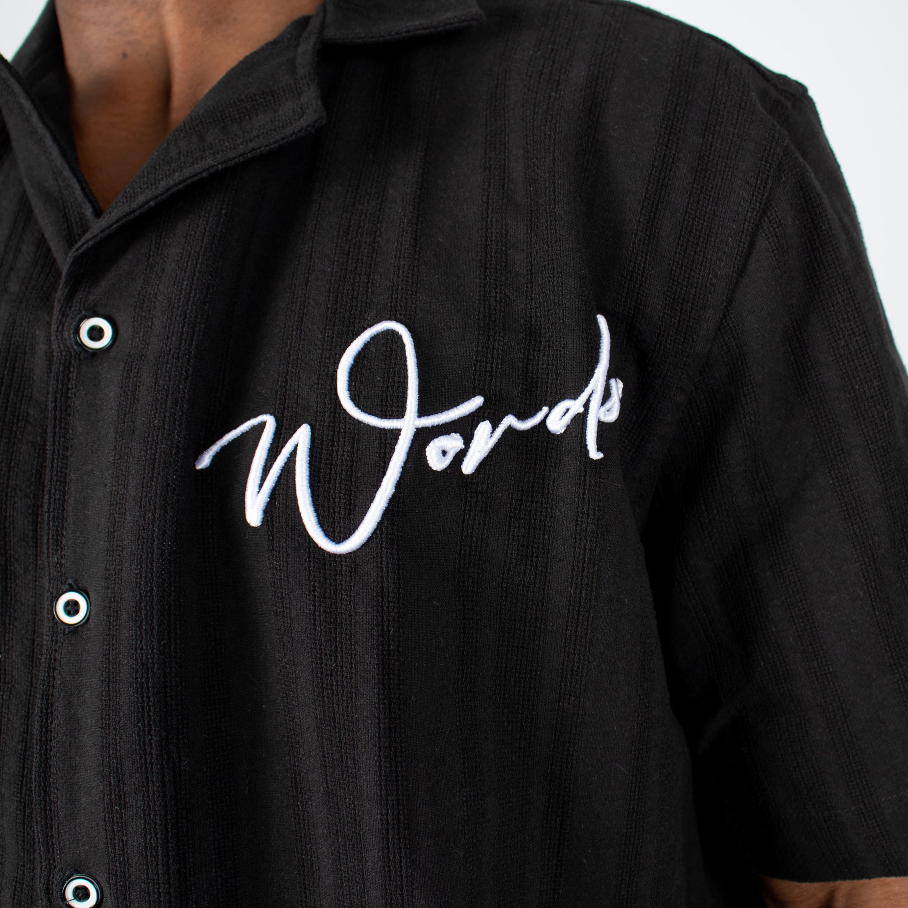 Camisa hombre cuello textura bordada