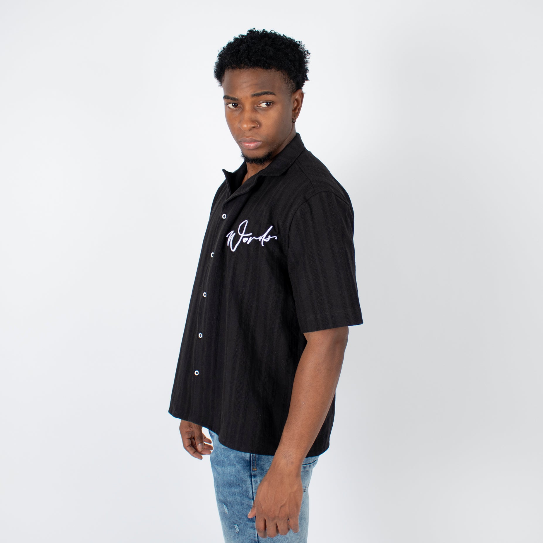 Camisa hombre cuello textura bordada