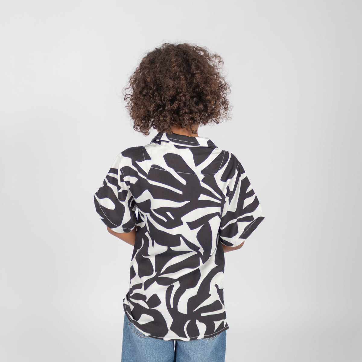 Camisa niño blanca con negro