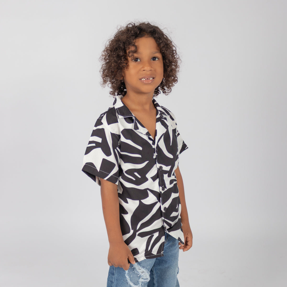Camisa niño blanca con negro