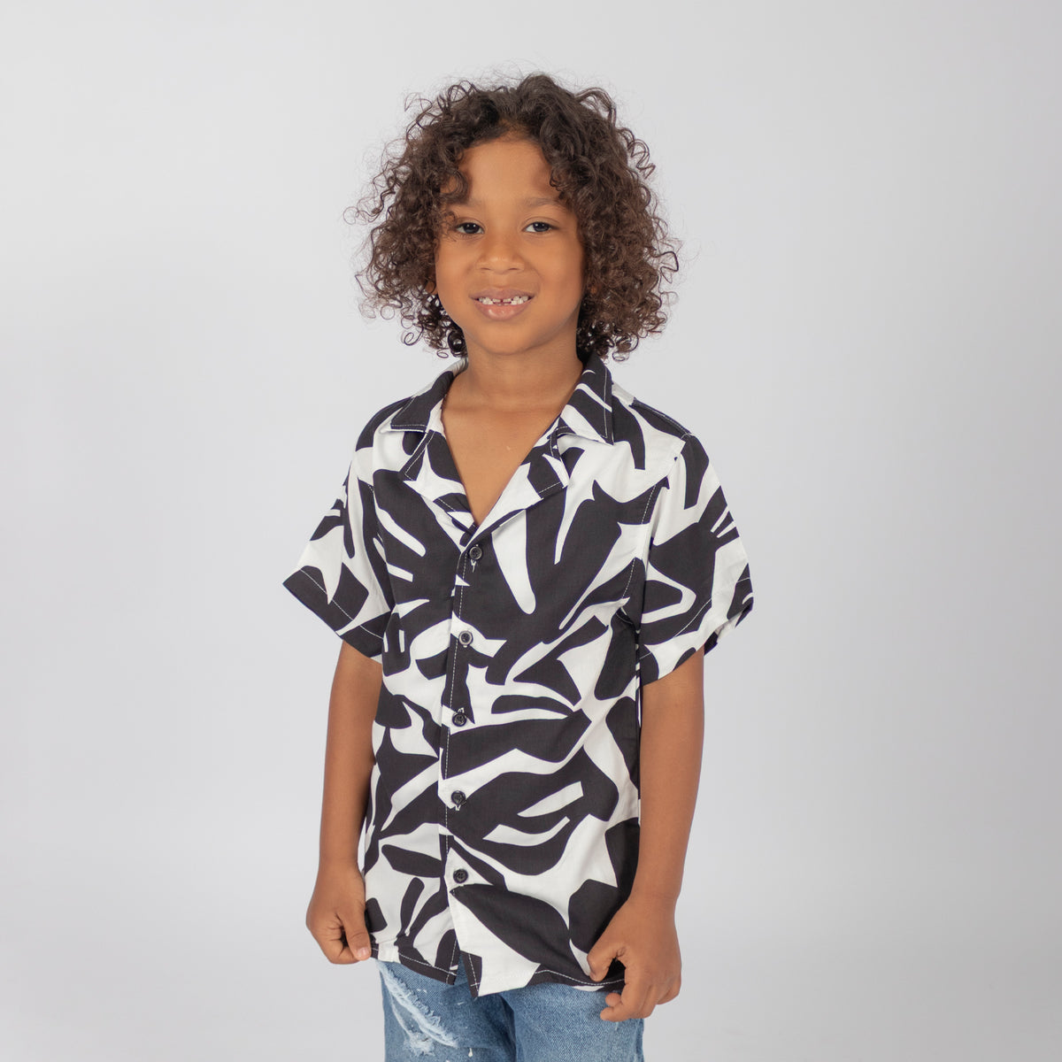 Camisa niño blanca con negro