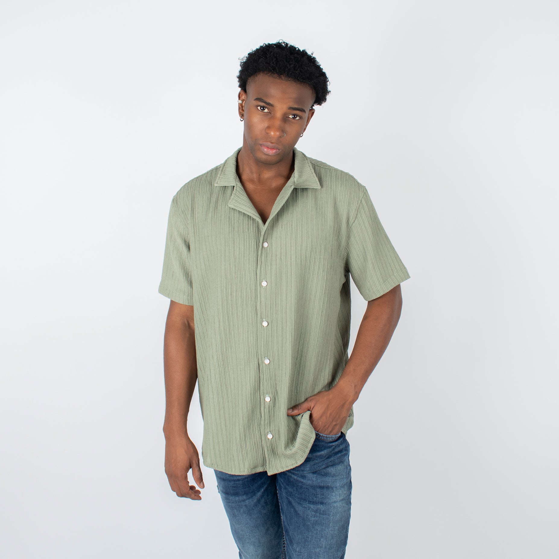 Camisa hombre textura cuello verde