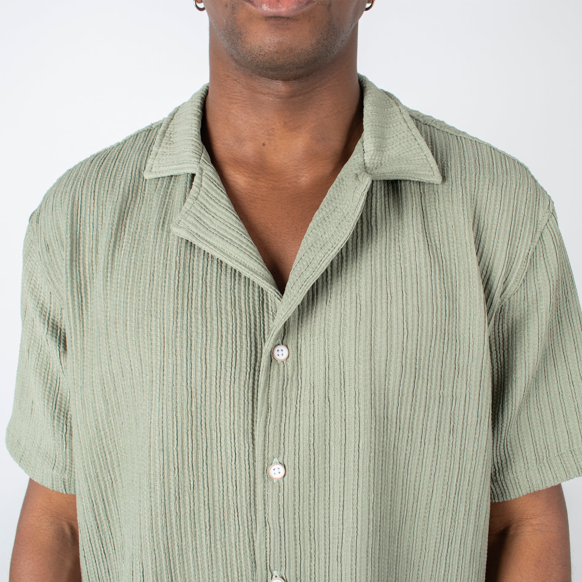 Camisa hombre textura cuello verde