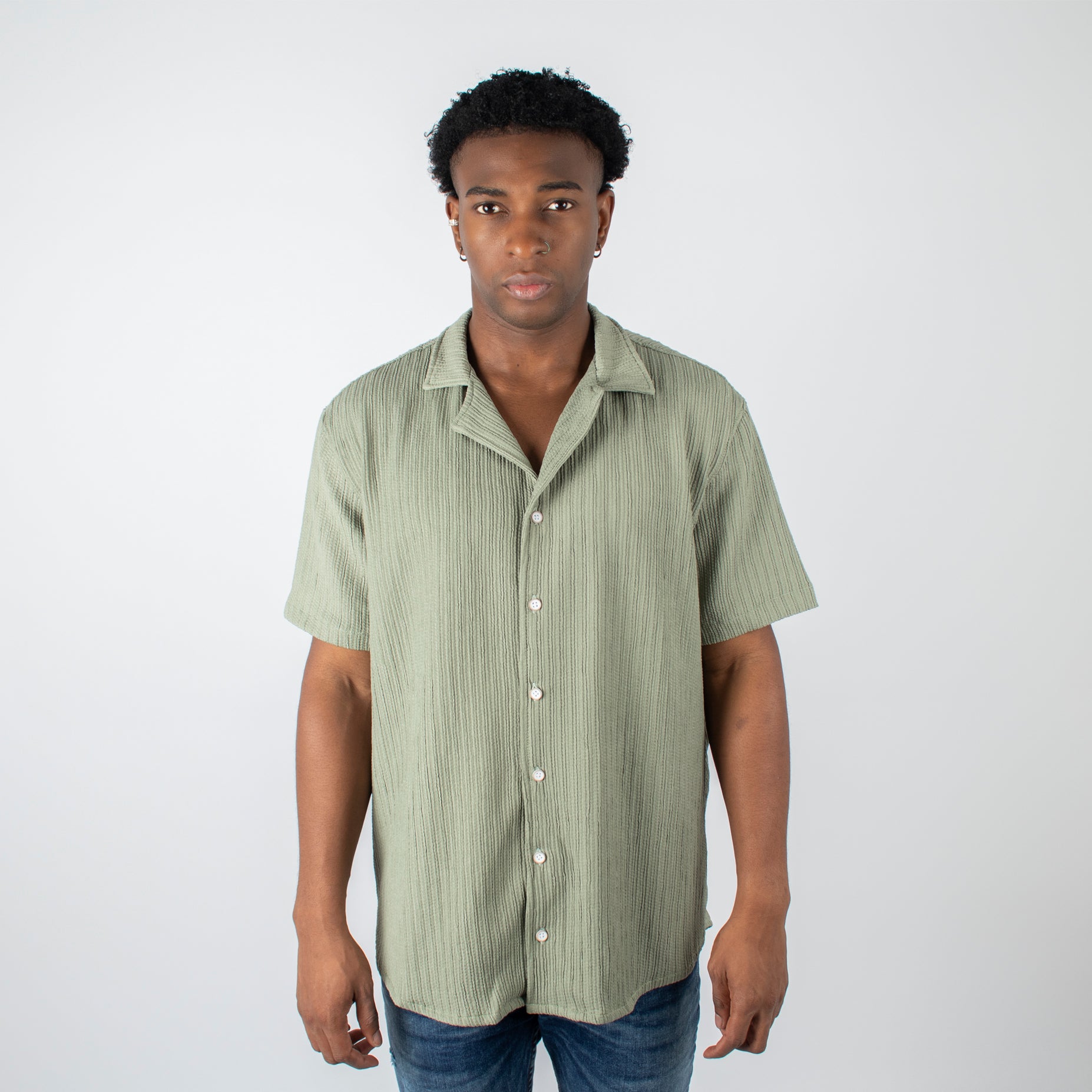 Camisa hombre textura cuello verde