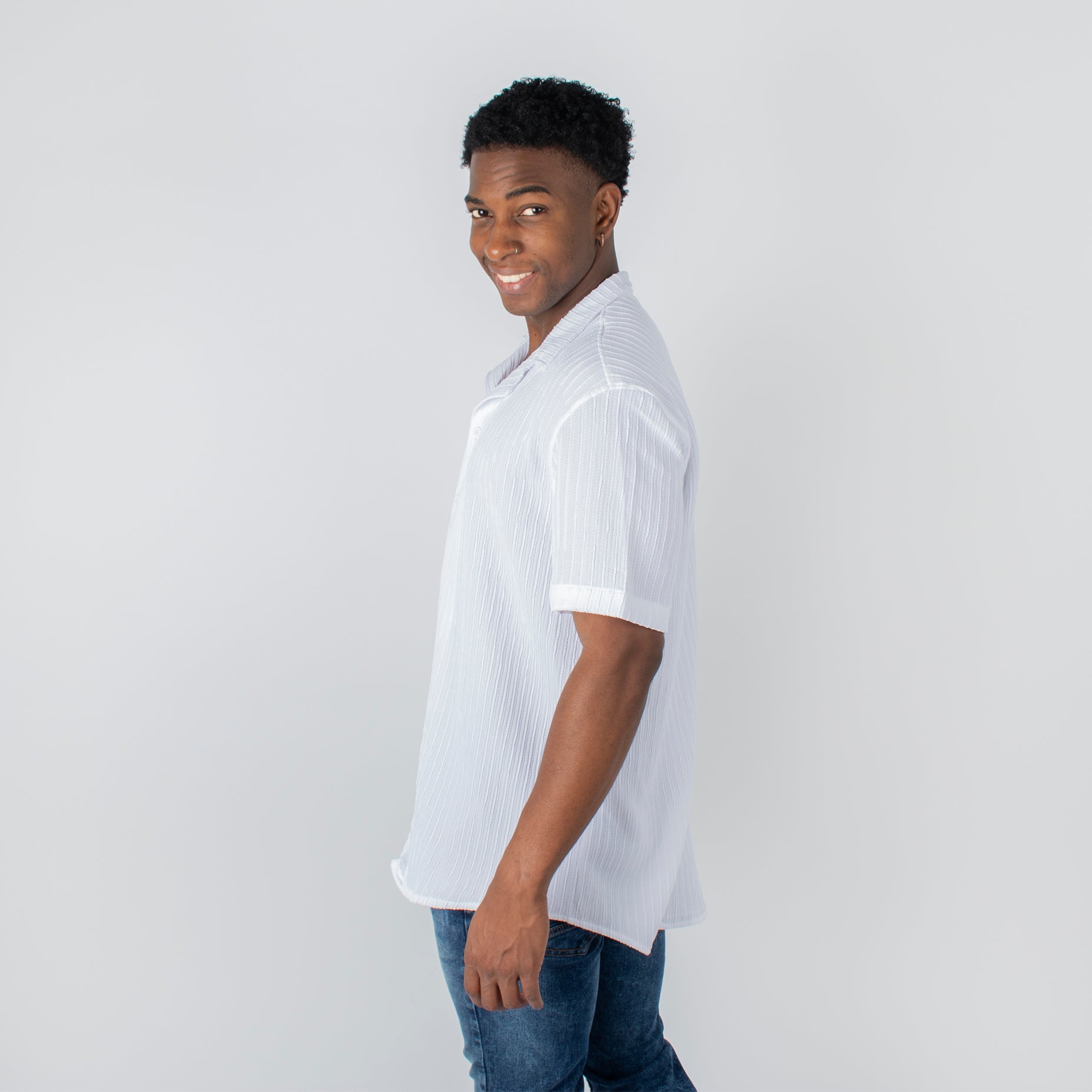 Camisa hombre textura cuello blanco
