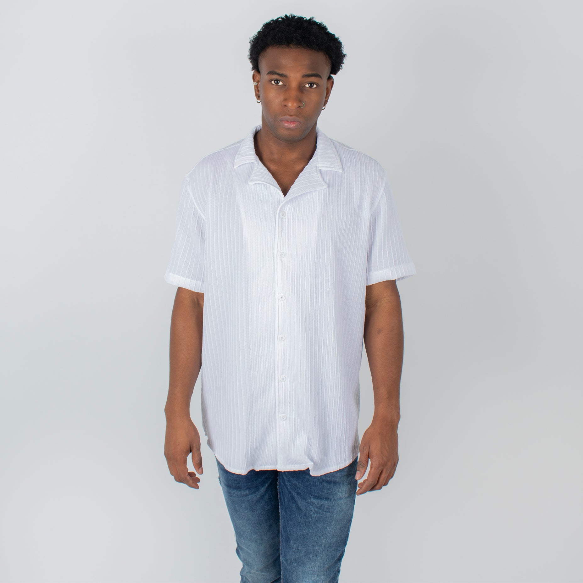 Camisa hombre textura cuello blanco