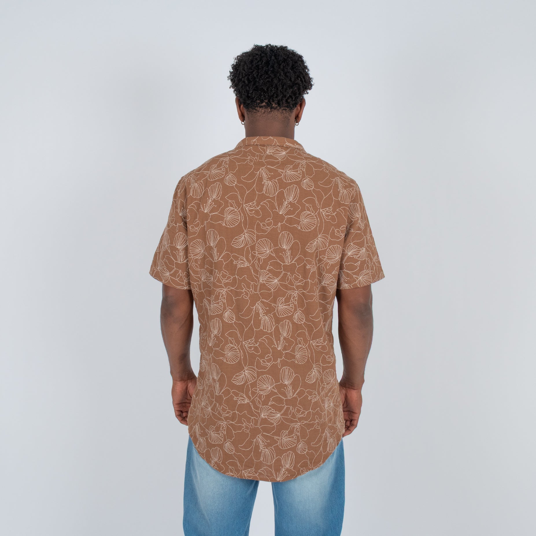 Camisa hombre textura flores cafe