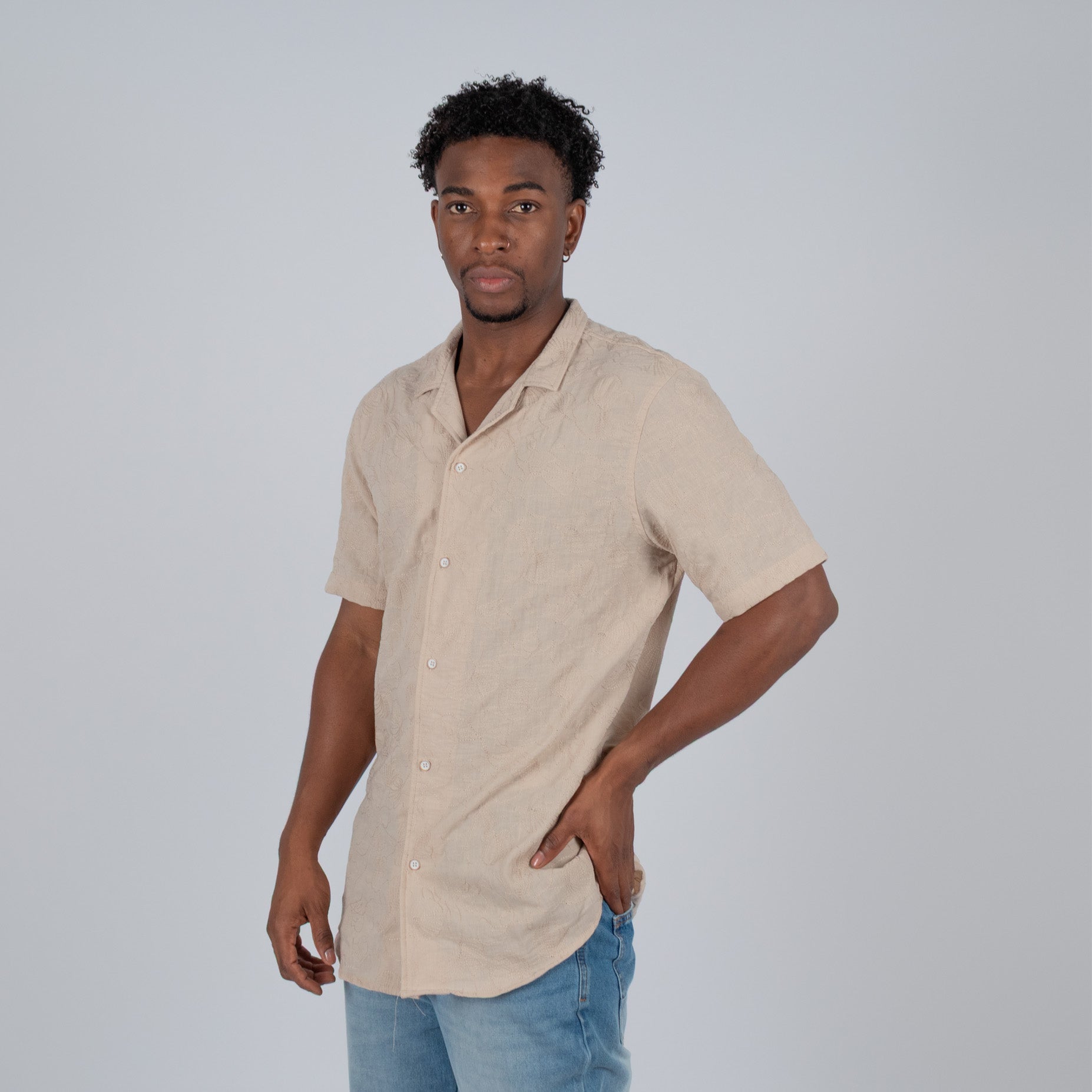 Camisa hombre textura flores arena