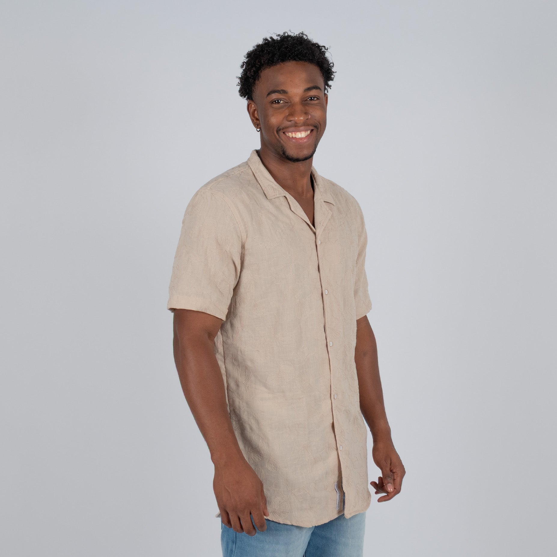 Camisa hombre textura flores arena