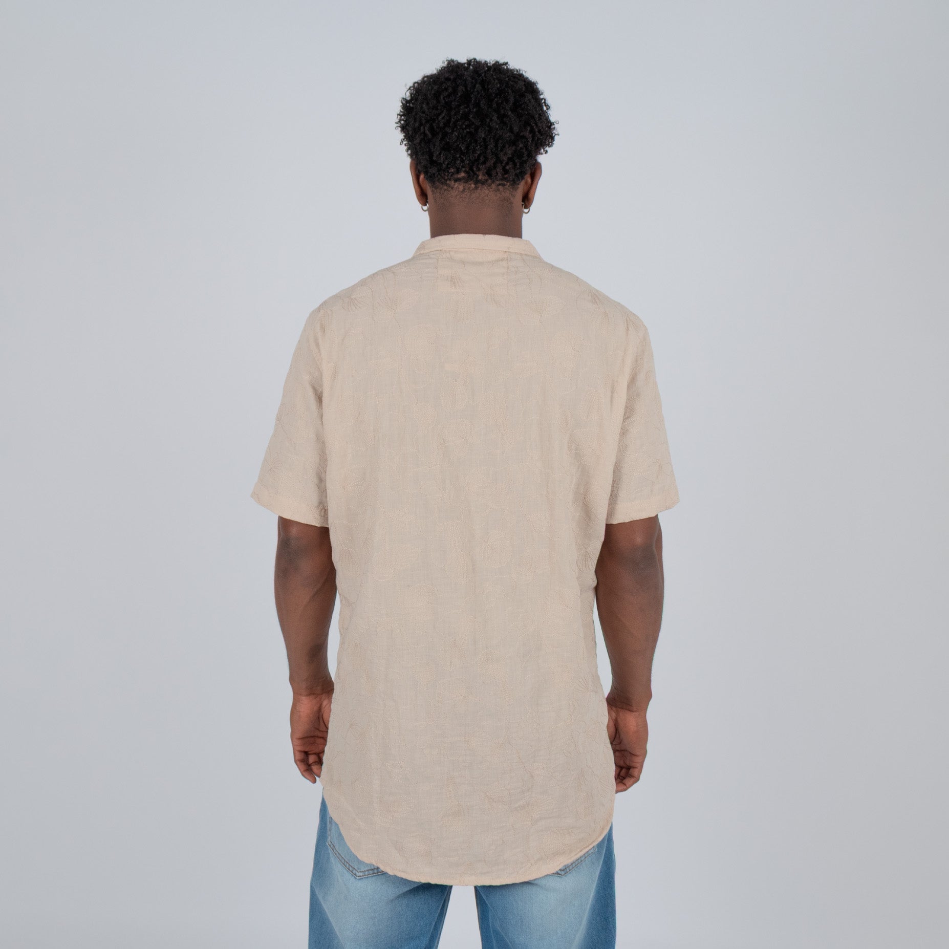 Camisa hombre textura flores arena