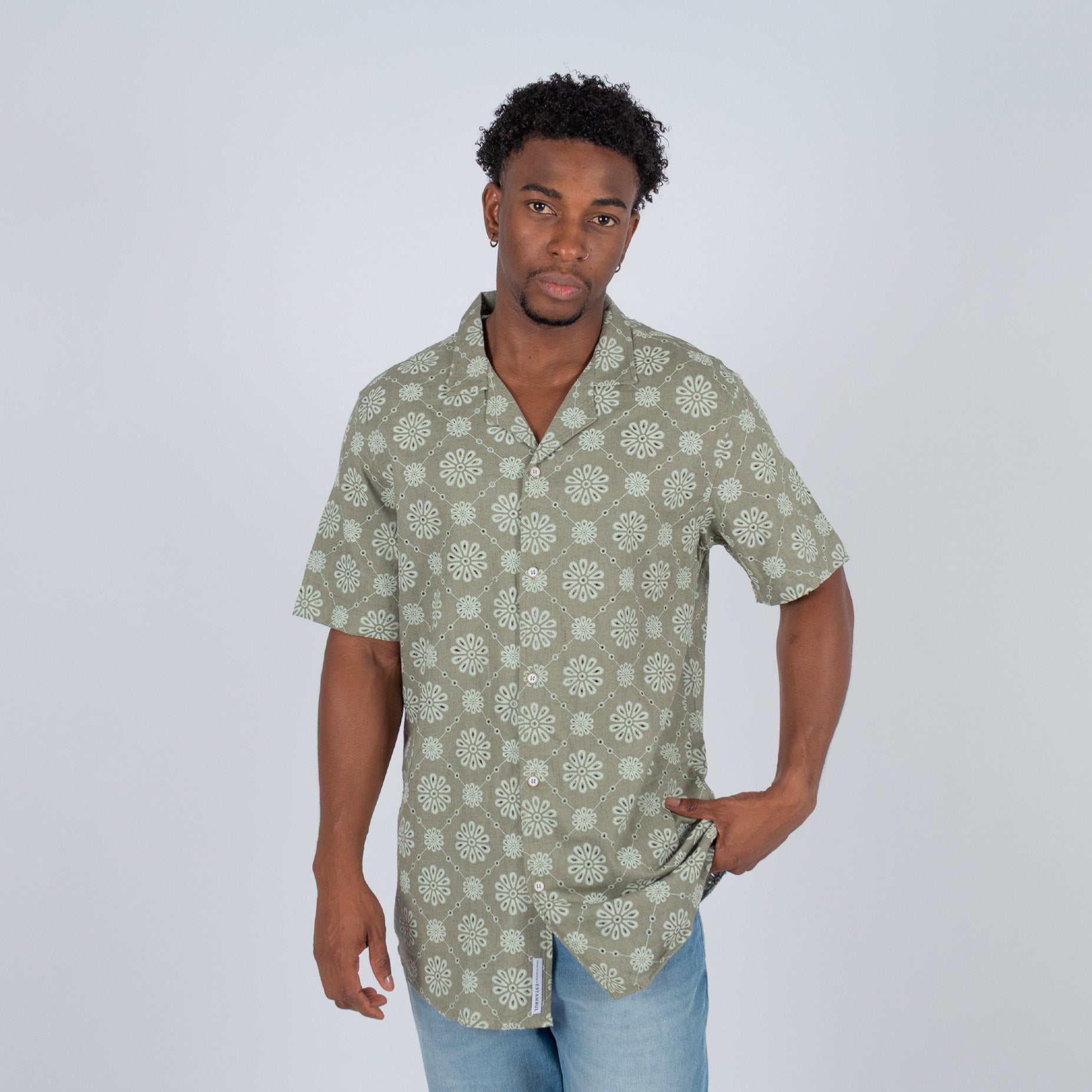 Camisa hombre textura flores verde