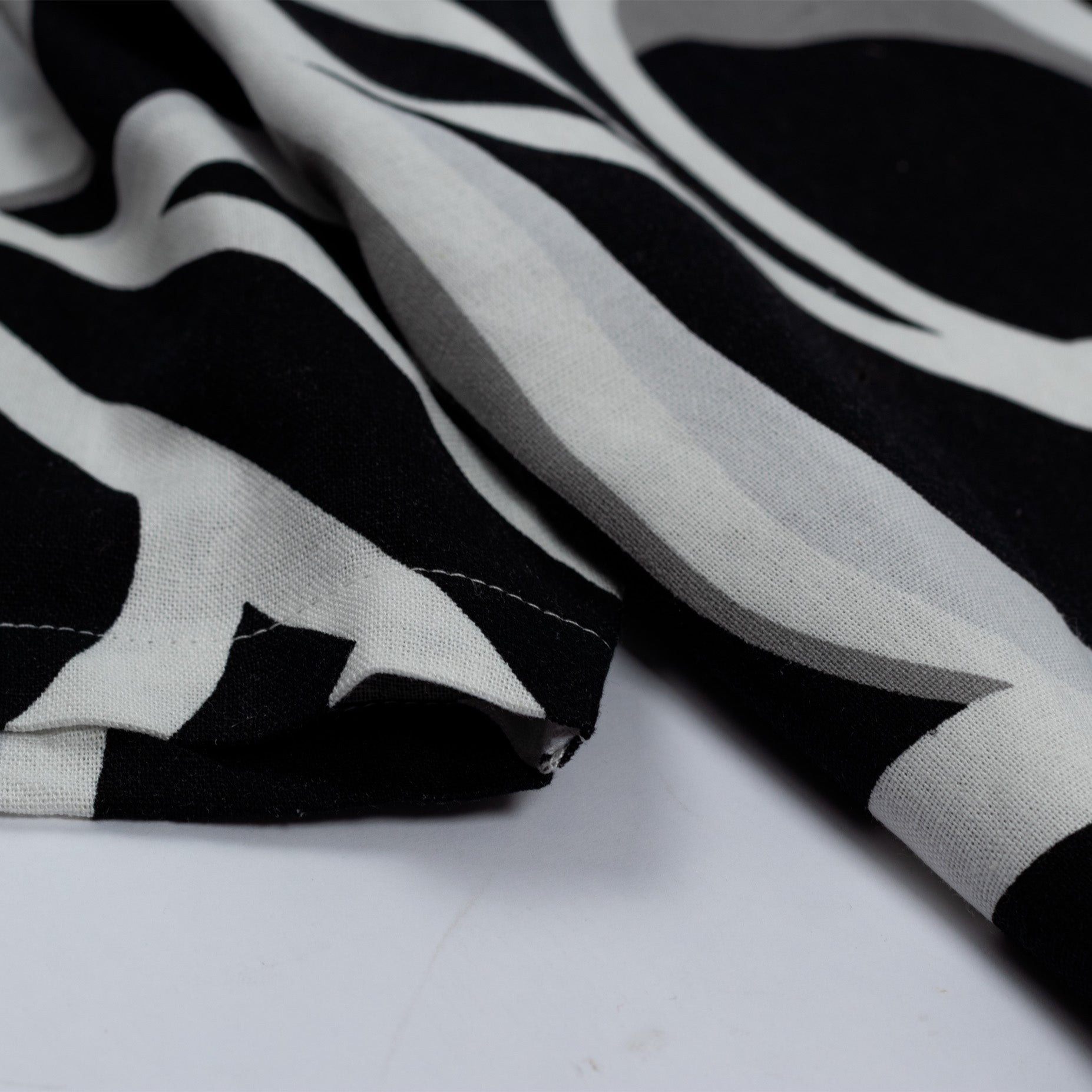 Camisa hombre textura flores negra