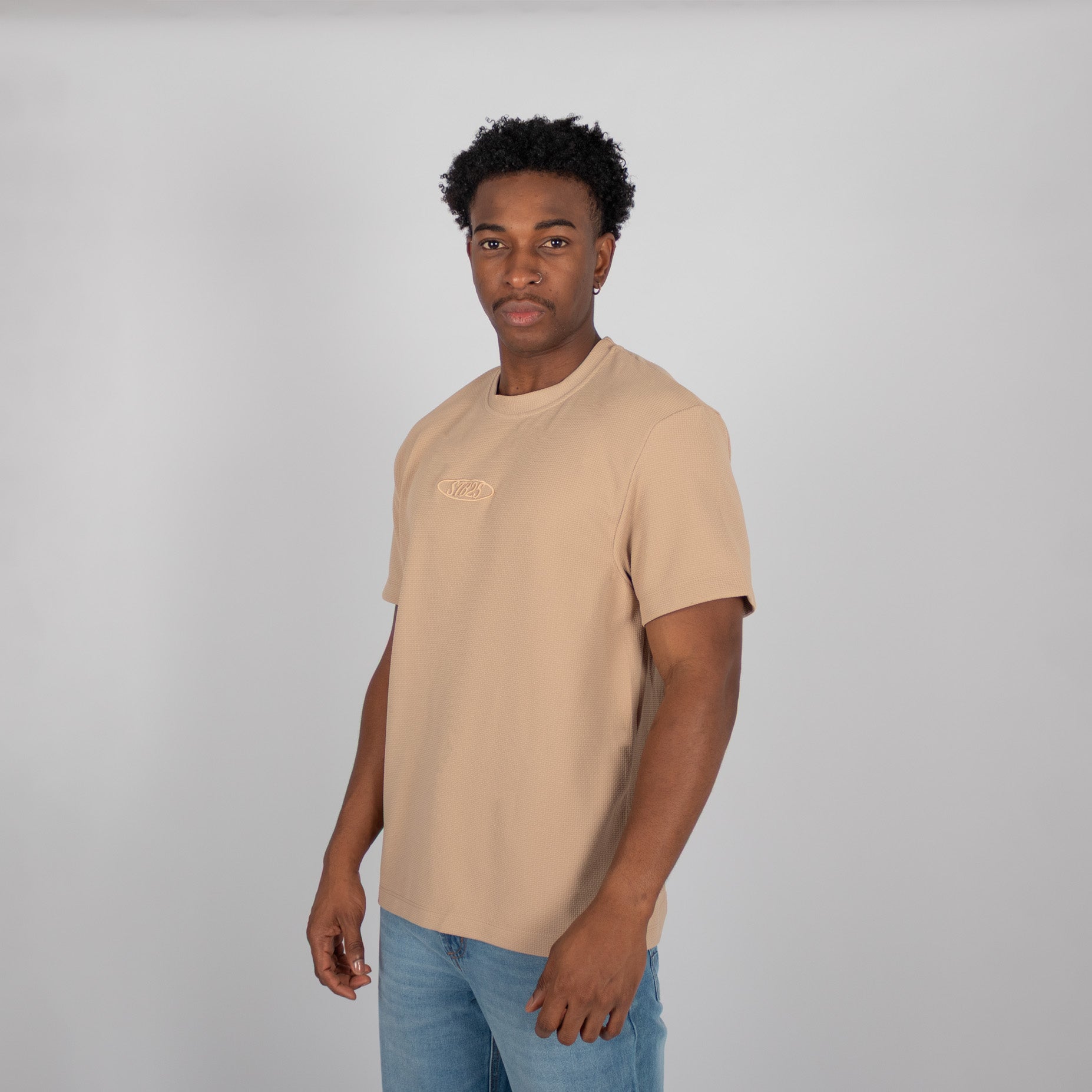 Camiseta hombre textura bordada camel