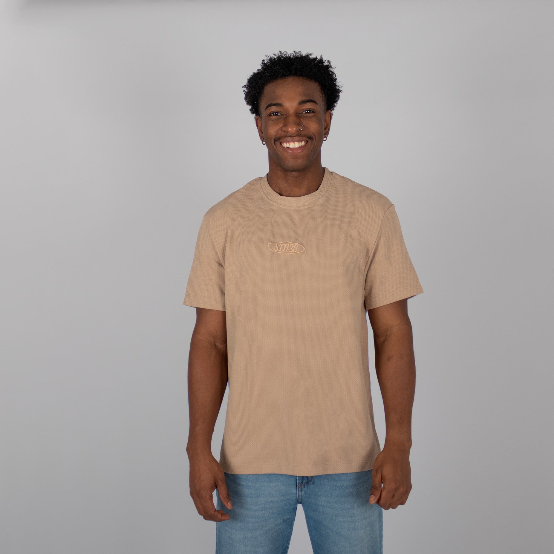 Camiseta hombre textura bordada camel