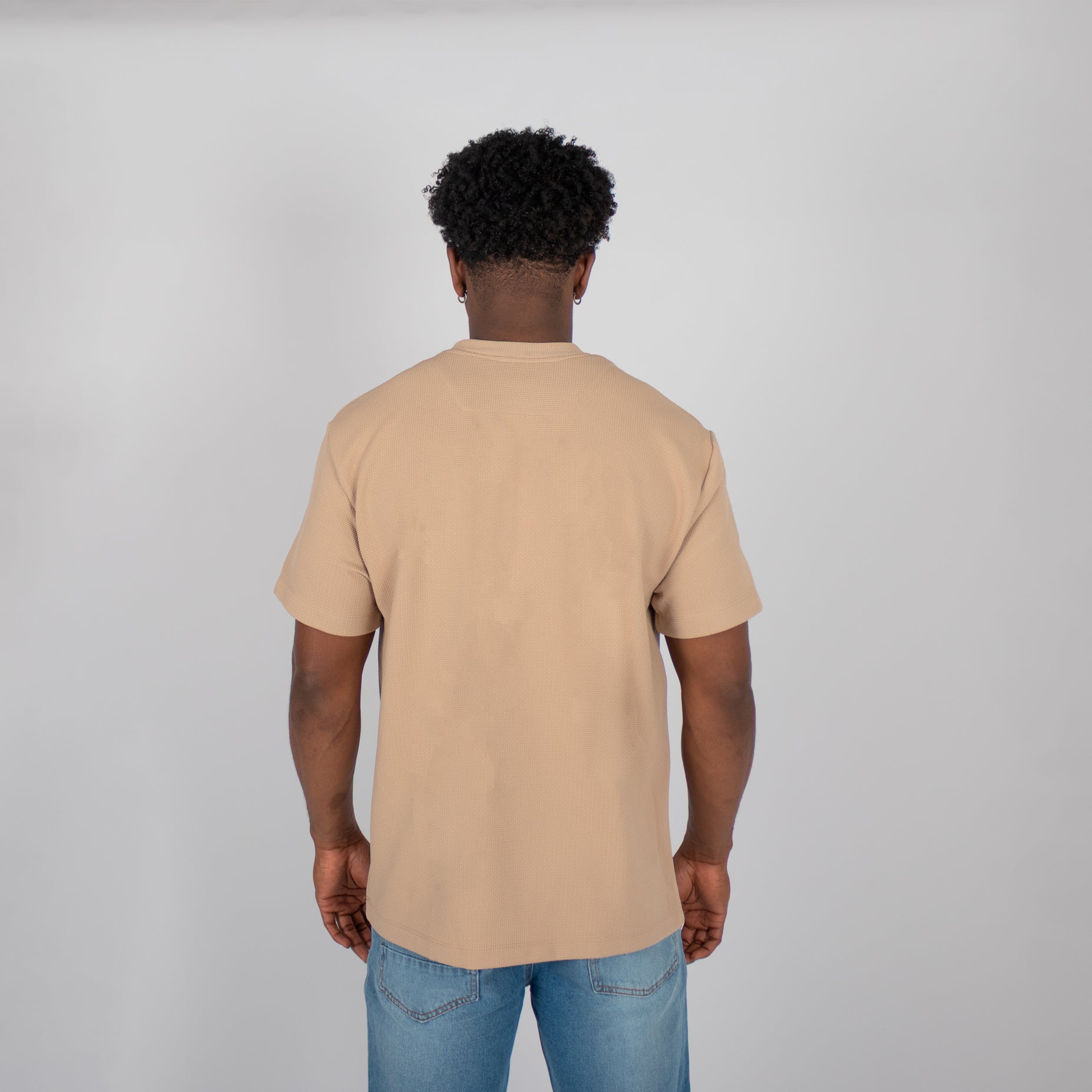 Camiseta hombre textura bordada camel