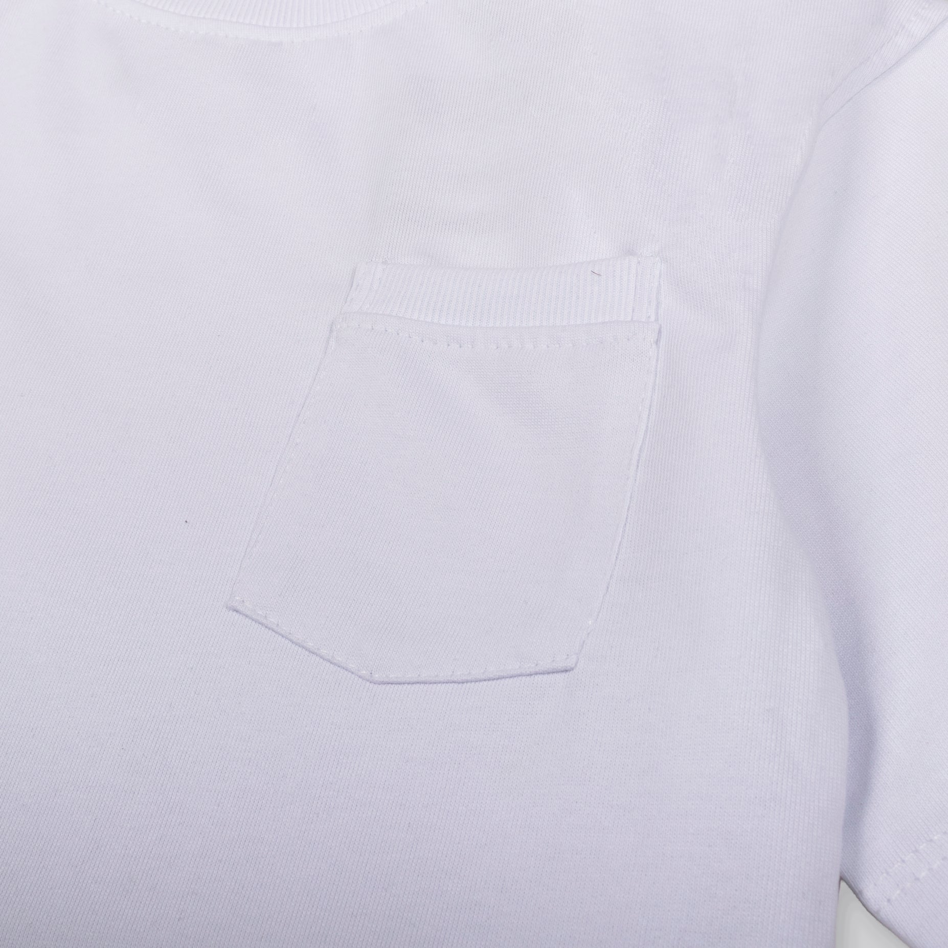 Camiseta básica niño bolsillo blanca